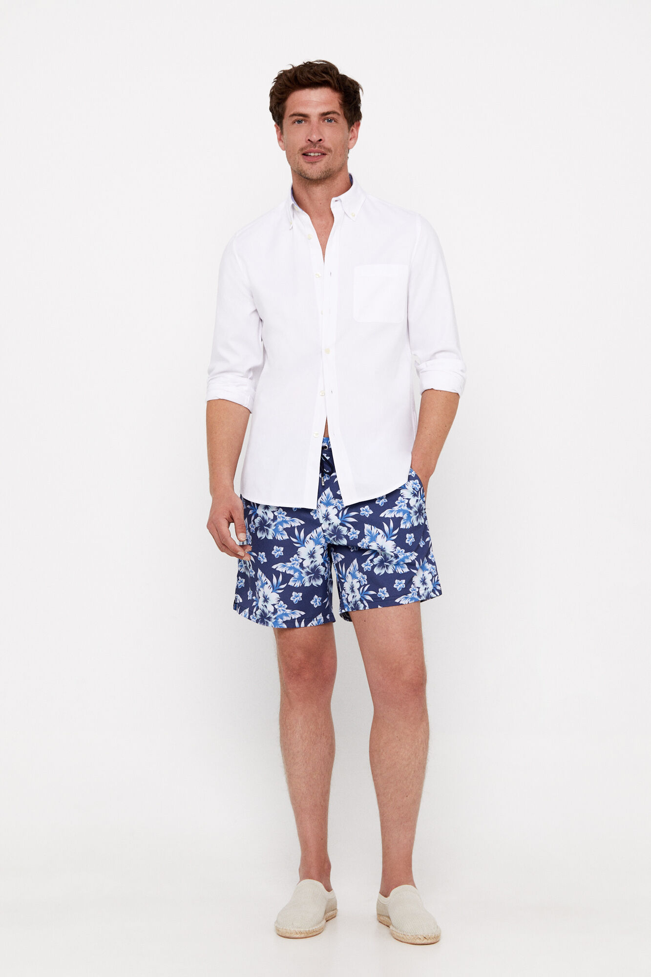 Banheiro com estampa de flores tropicais - Azul marinho