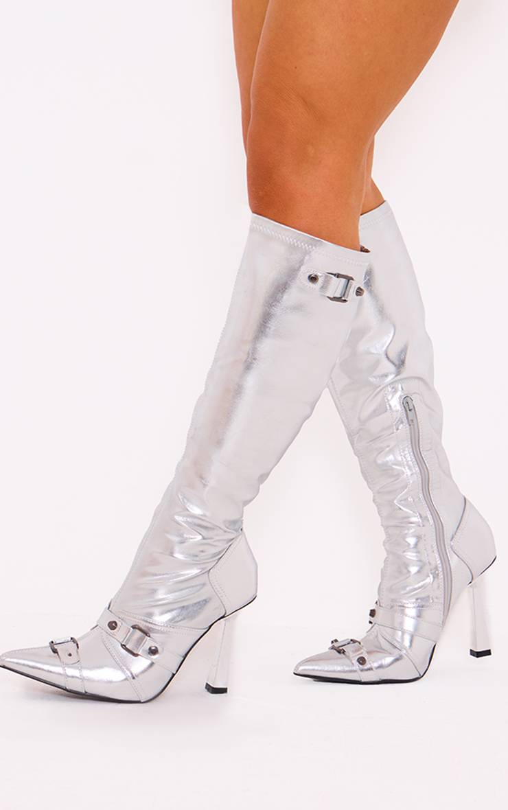Argenté Bottes Hautes À Talons En SYNTHÉTIQUE Métallisé Avec Détails De Boucles