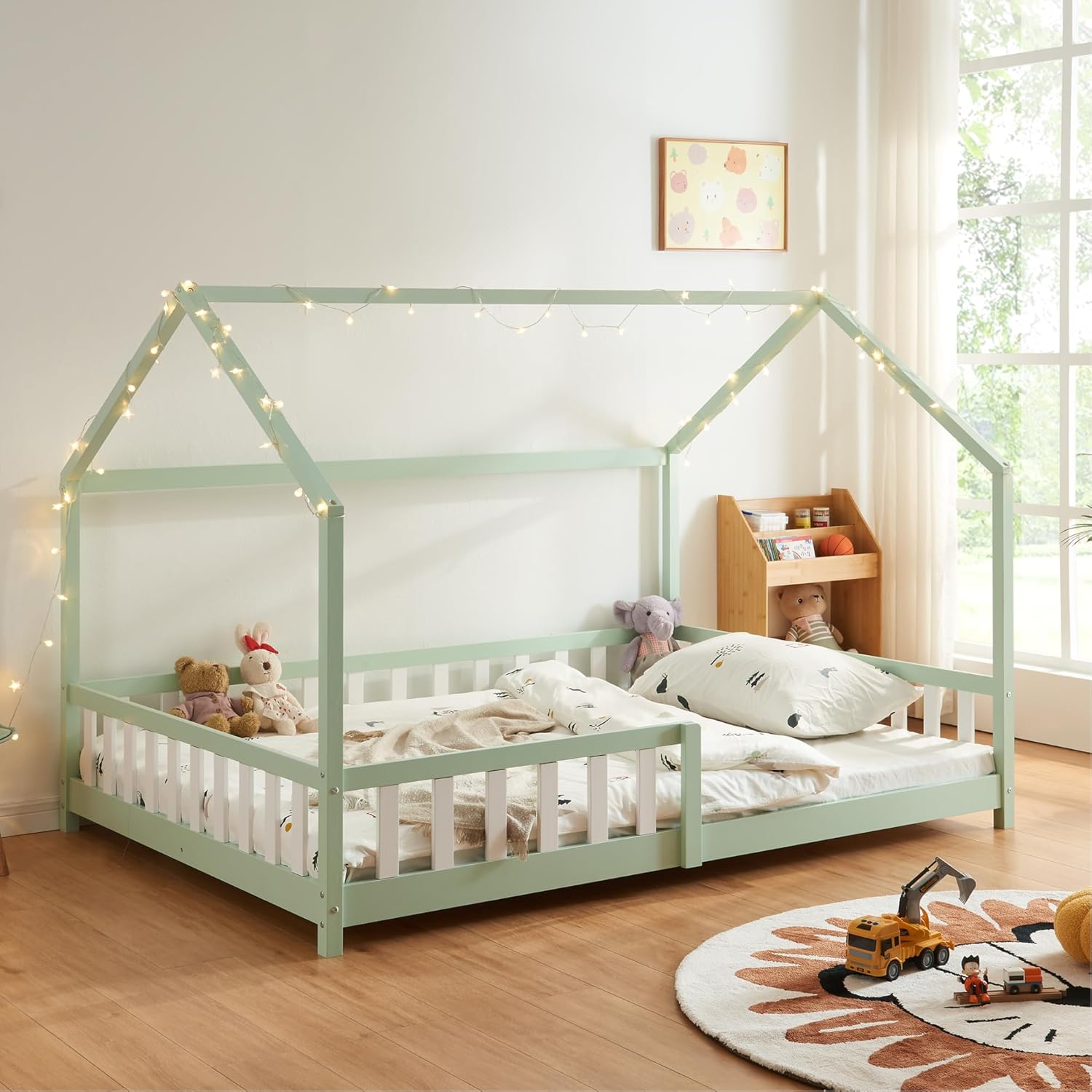 [en.casa] Kinderbett Hesel Hausbett Mintgrün 120 x 200 cm mit Rausfallschutz und Lattenrost Montessori Bodenbett Jugendbett Holzbett