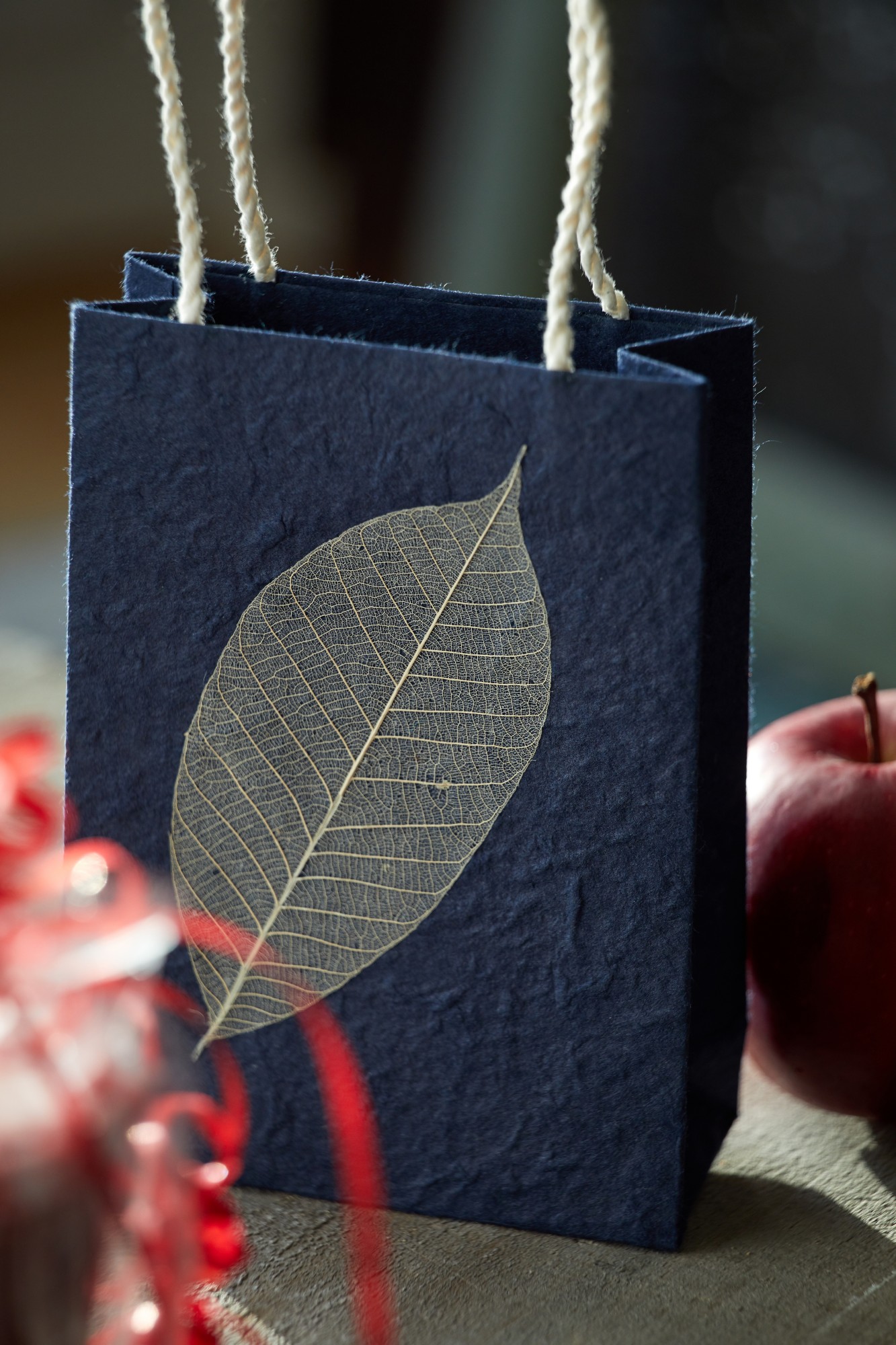 Tasche aus handgeschöpftem Papier, dunkelblau, L 11,5 cm, B 5 cm, H 16 cm günstig bestellen