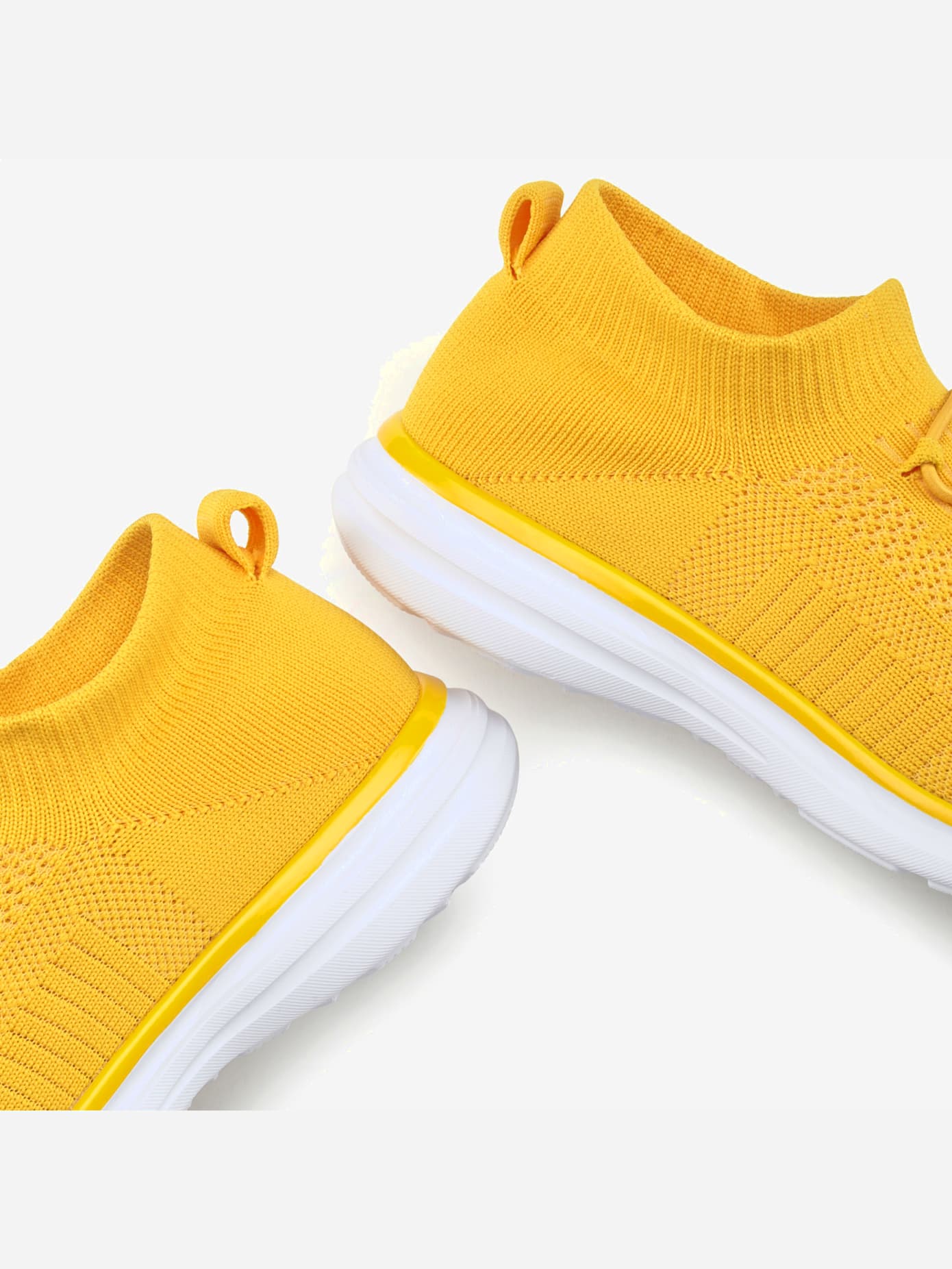 Baskets matière textile extensible douce pour s'adapter parfaitement au pied