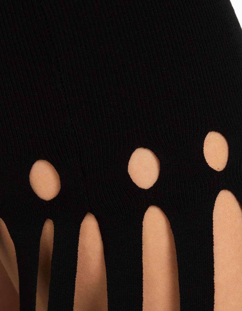 Vestido curto de tricô com franjas