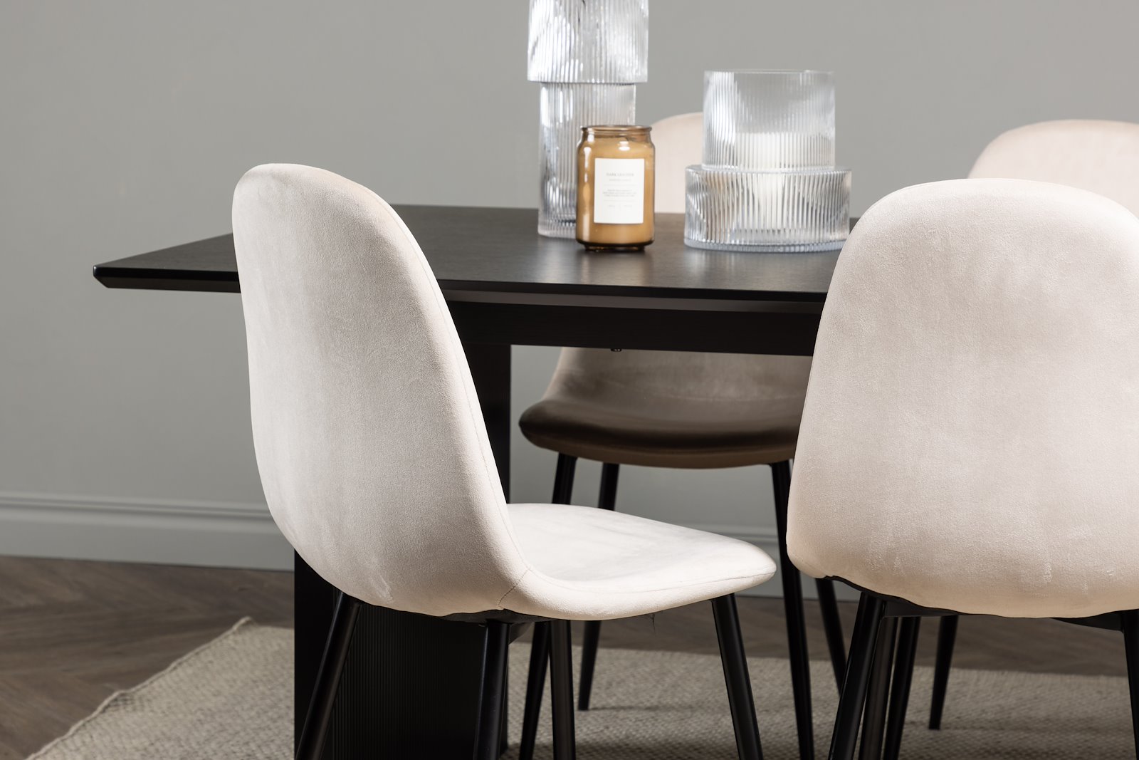 Vail og Polar Spisegruppe Vail spisebord i sort med 6 stk. Polar spisestoler i Beige og sorte ben.