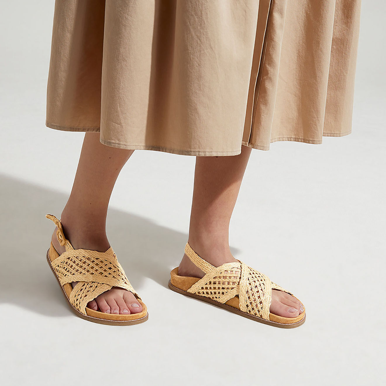 Galeries Lafayette Sandales plates en Cuir raphia naturel