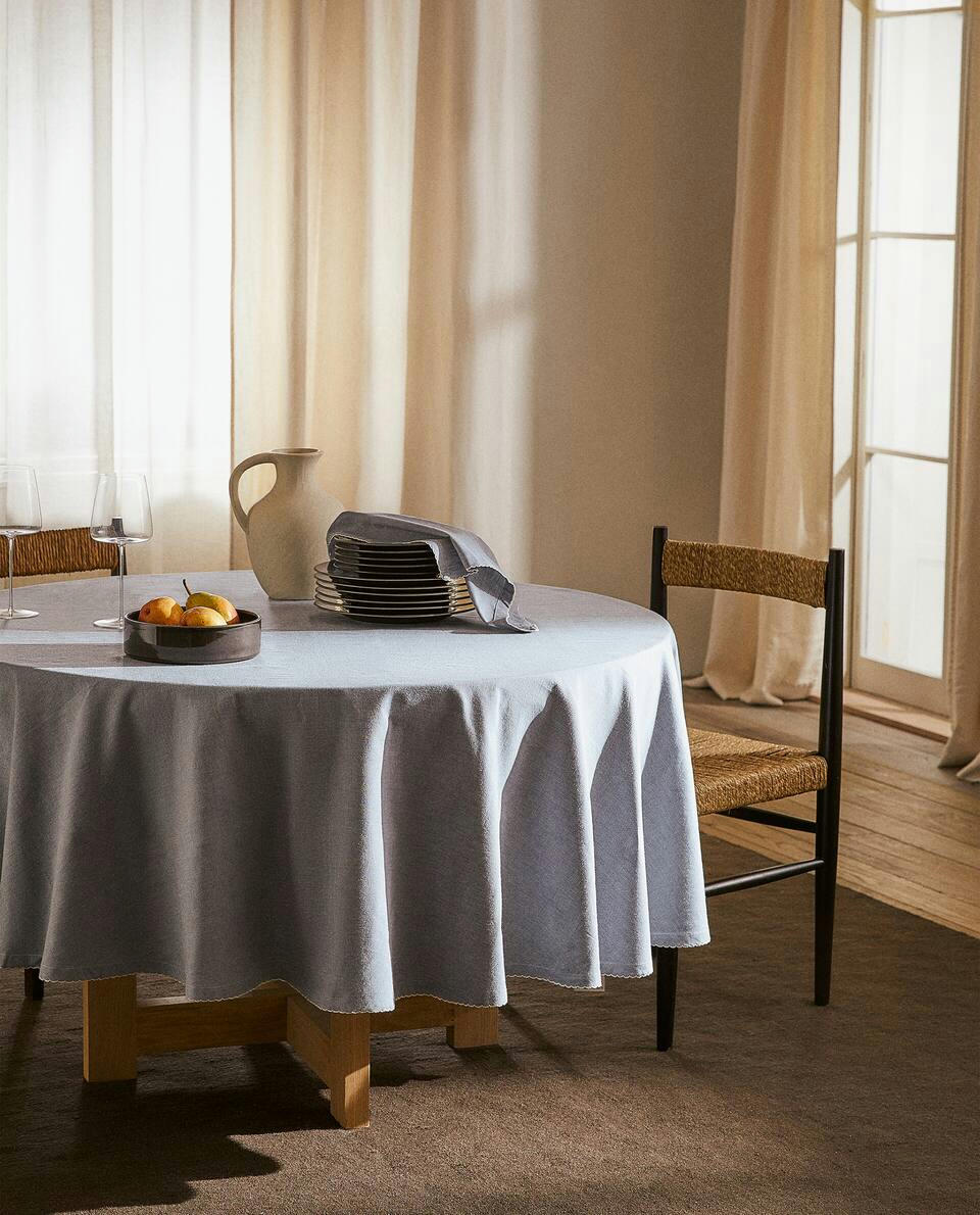 TOALHA DE MESA COM BORDA ONDULADA