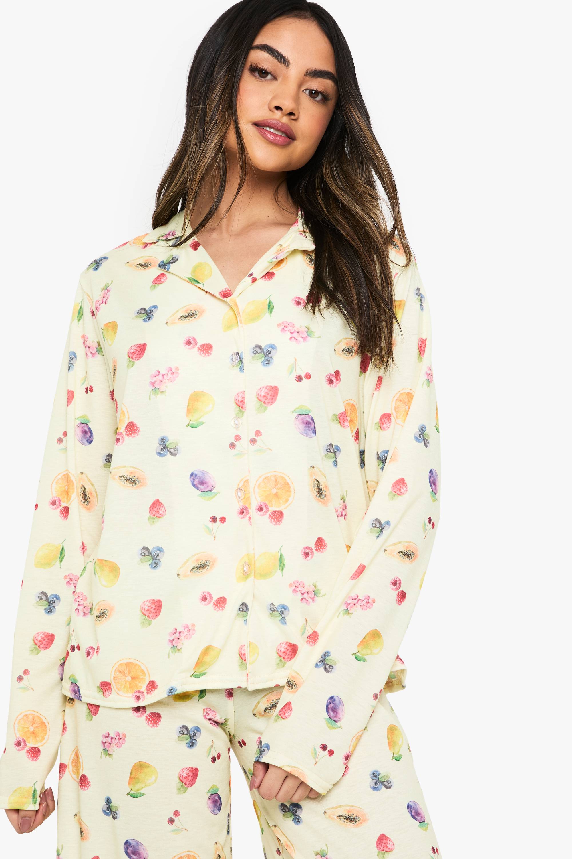 boohoo Ensemble pyjama chemise à manches longues et pantalon à imprimé mixte de fruits