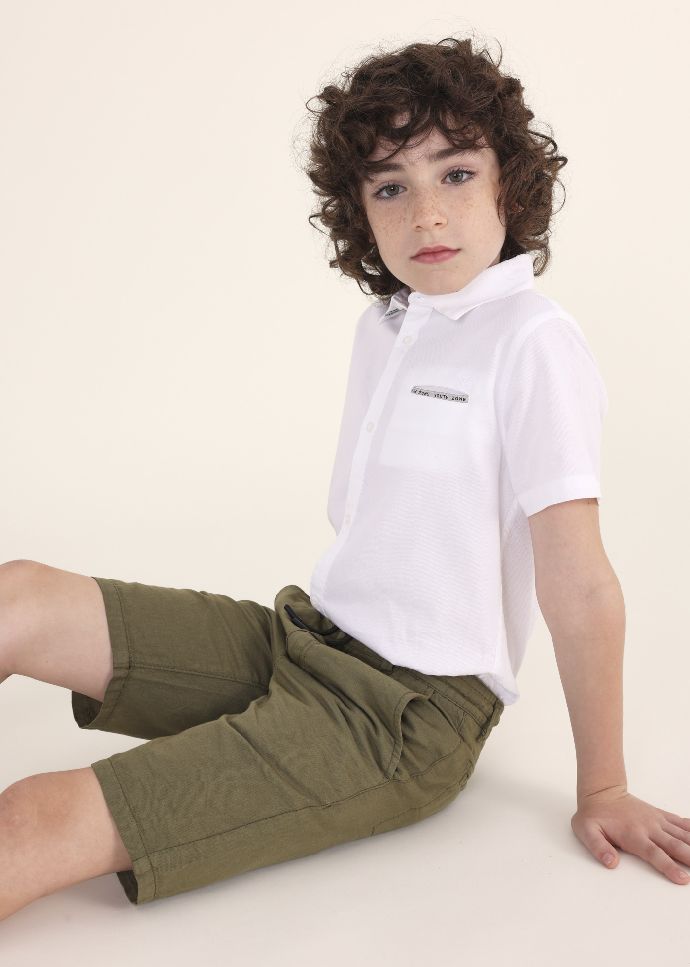Bermuda infantil de algodão com cintura ajustável.