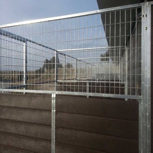 Painel traseiro em polietileno na cor metálica
