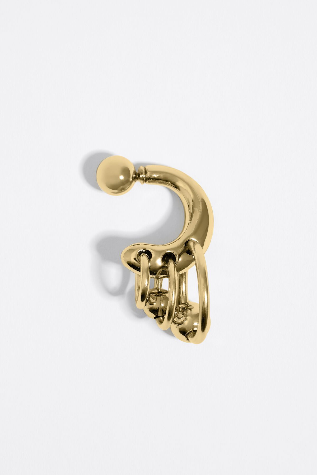 Brinco de argola dourado com arruelas