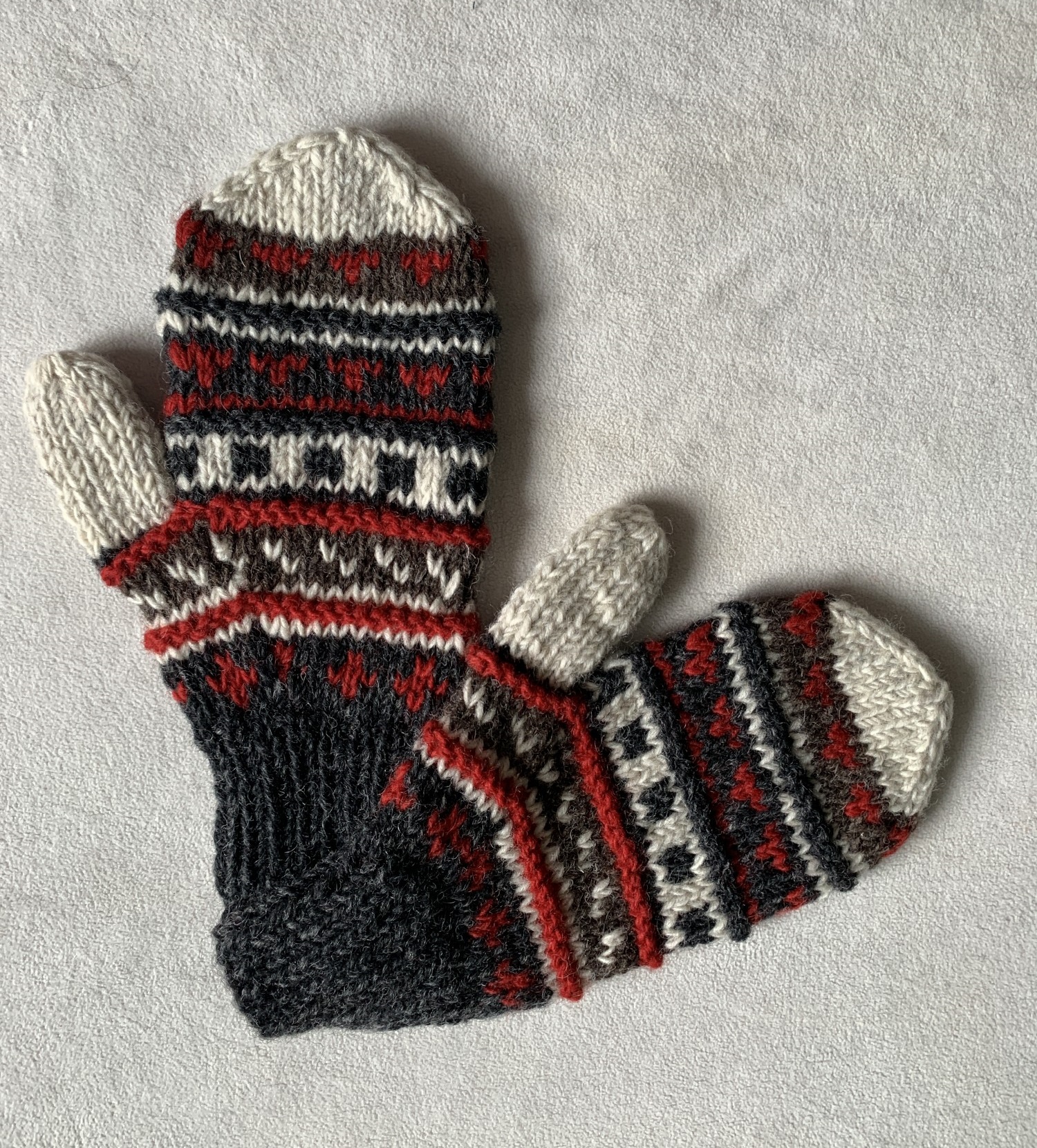 Handschuhe aus Schurwolle, rot, grau, weiß günstig bestellen