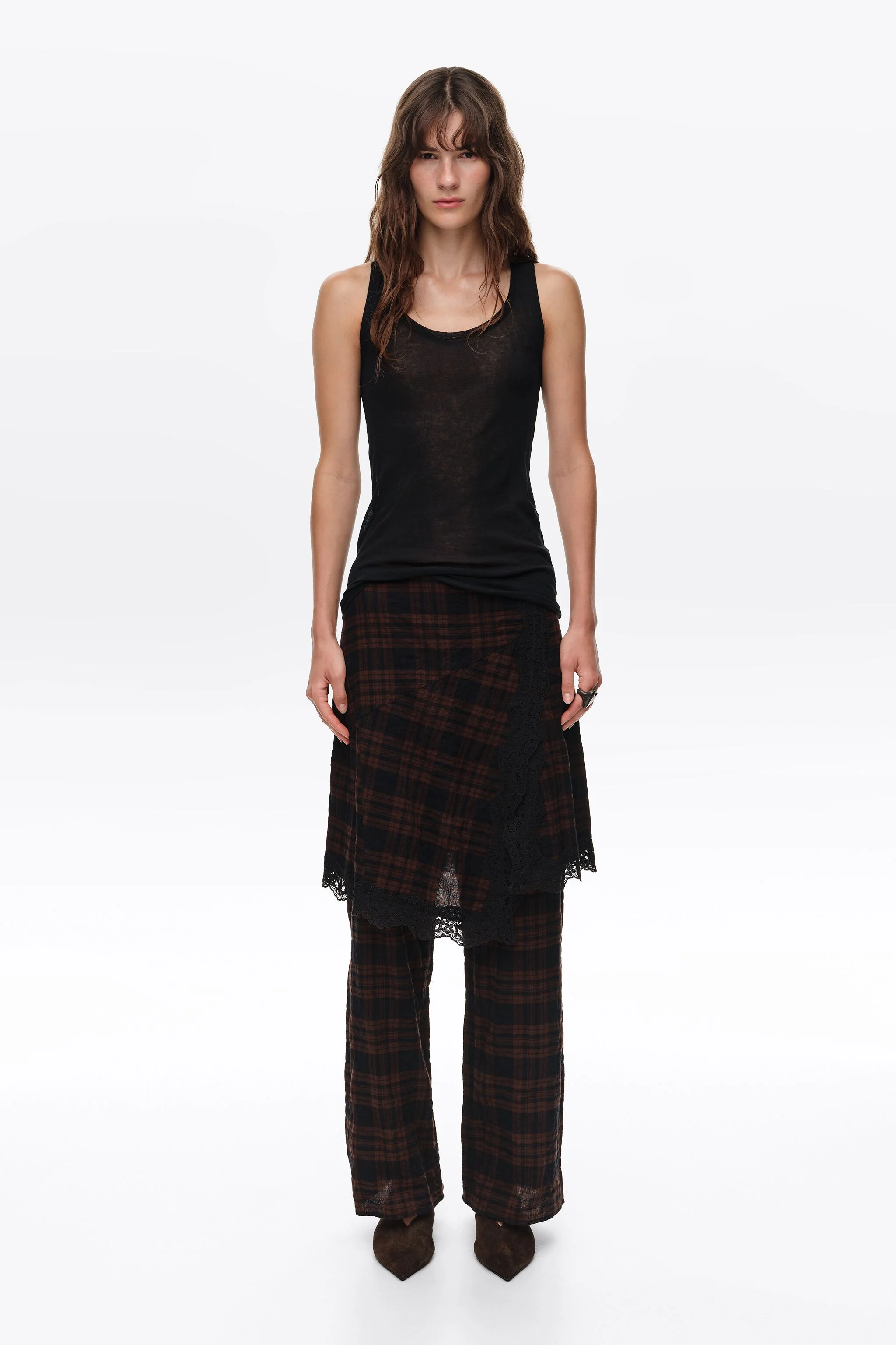 Saia-calça xadrez marrom-escura com detalhes em renda.