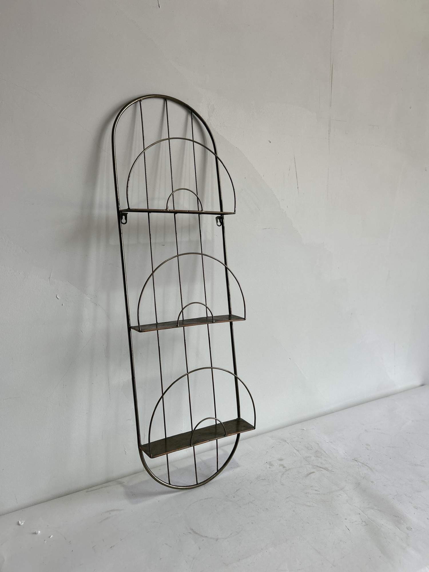 Zeitschriftenhalter 'Pivot' aus Metall, antik bronze, B 30 cm, L 10 cm, H 100 cm von fischer's lagerhaus