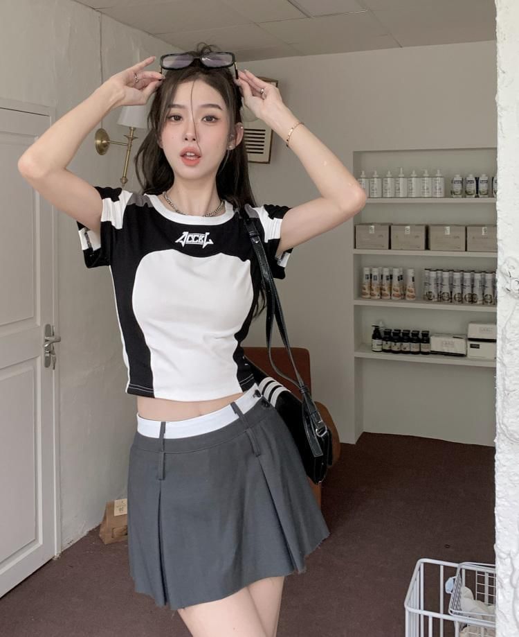 JVL - Cropped T-shirt met korte mouwen en letterprint en kleurblokken