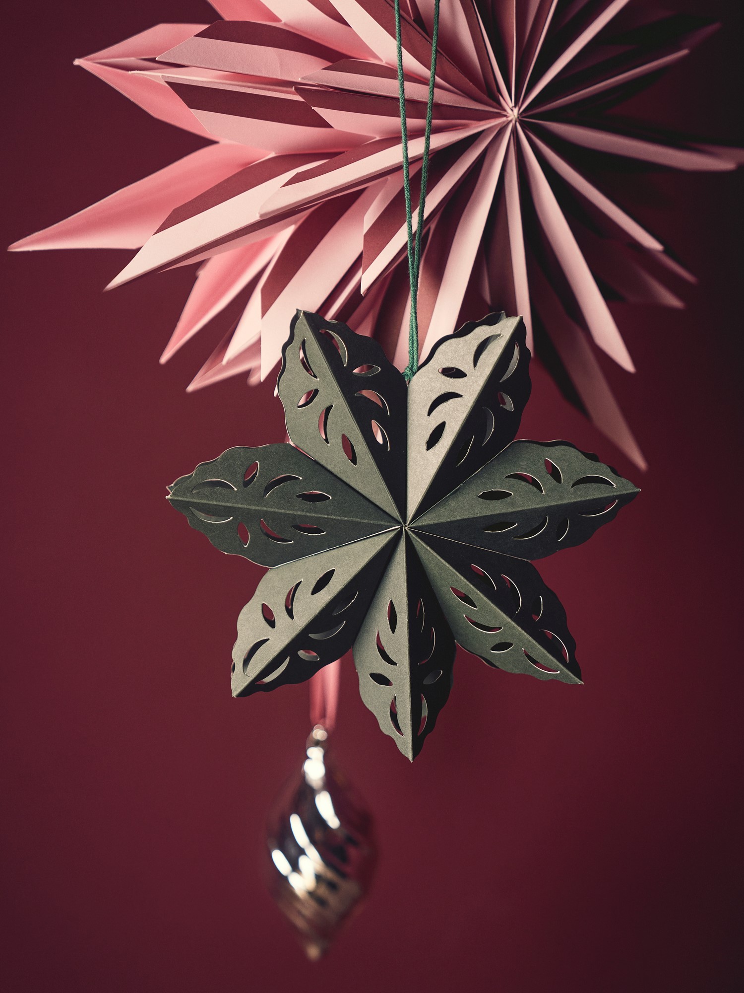 Juleophæng med stjerne | Papir. Ø15 cm. | Thyme Green