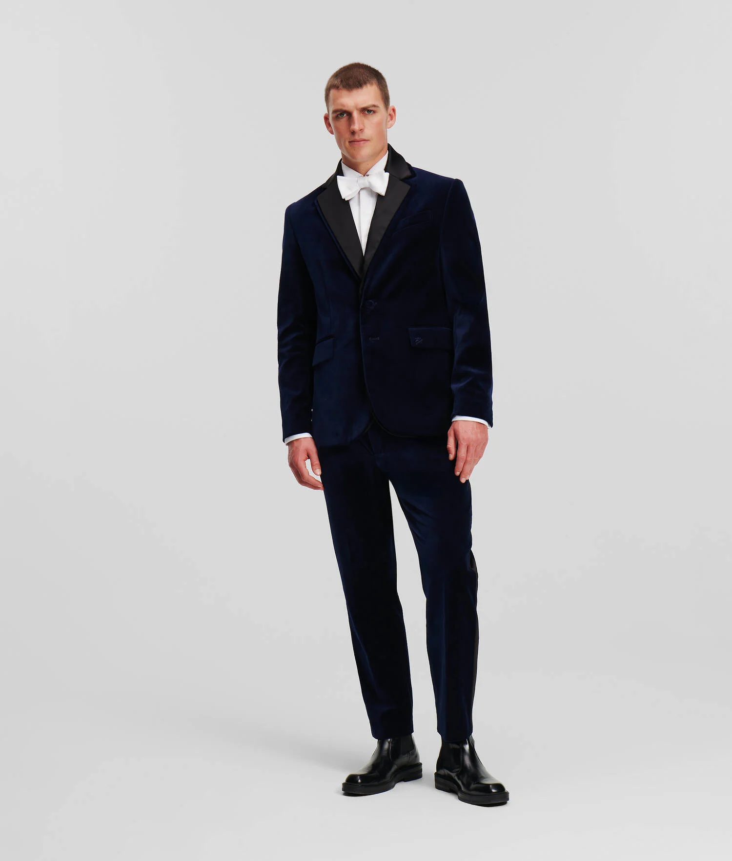 BLAZER EN VELOURS SÉLECTIONNÉ PAR HUN KIM