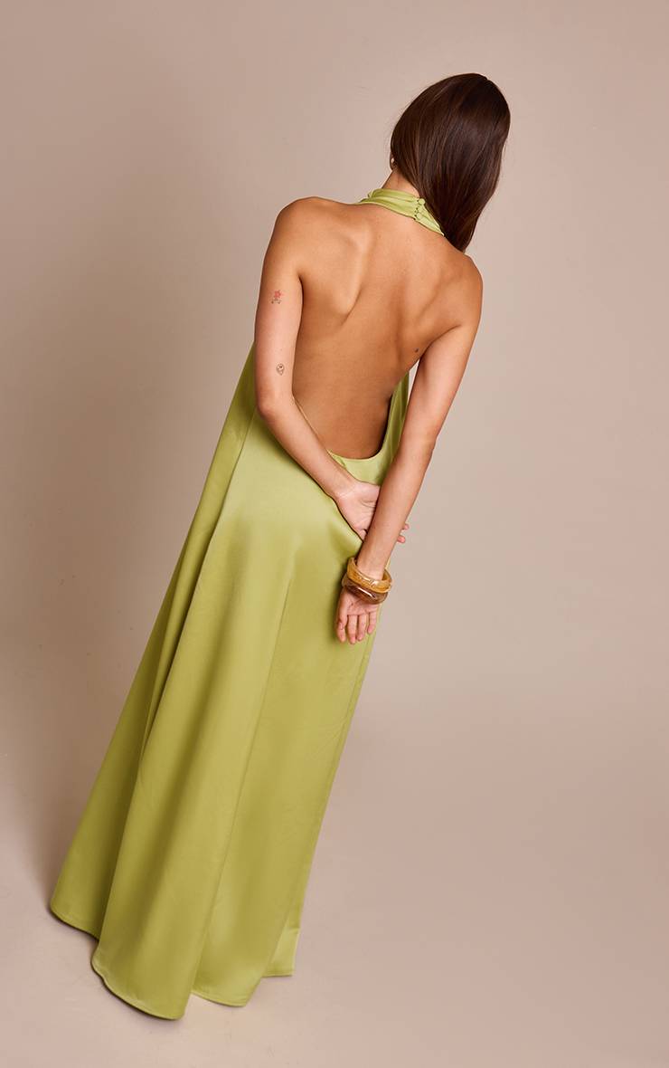 Chartreuse Robe Longue En Satin À Col Haut Échancré Et Dos Nu Extrême