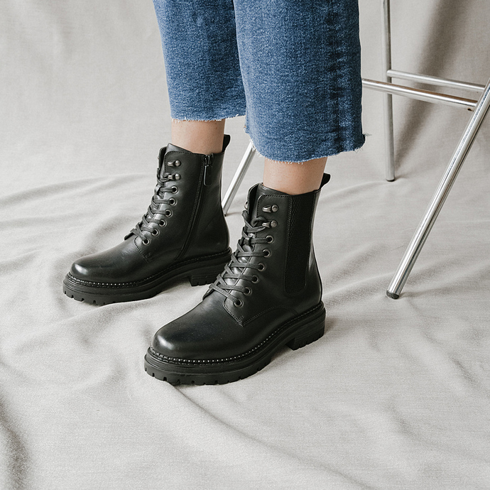 Boots à lacets et semelles crantées  en cuir noir