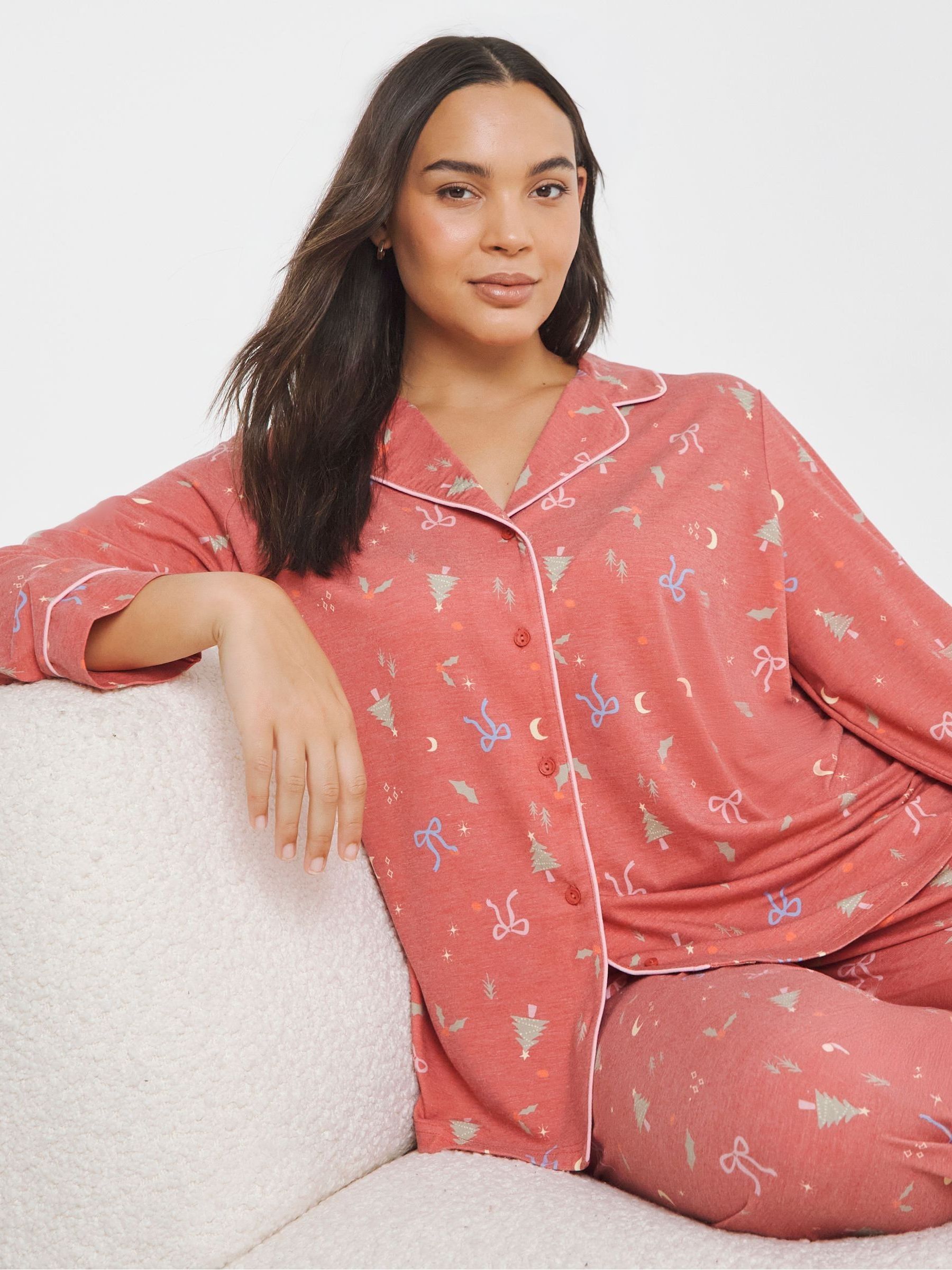 Simply Be Pretty Lounge Pyjama Set met revers en Kerstmis Print