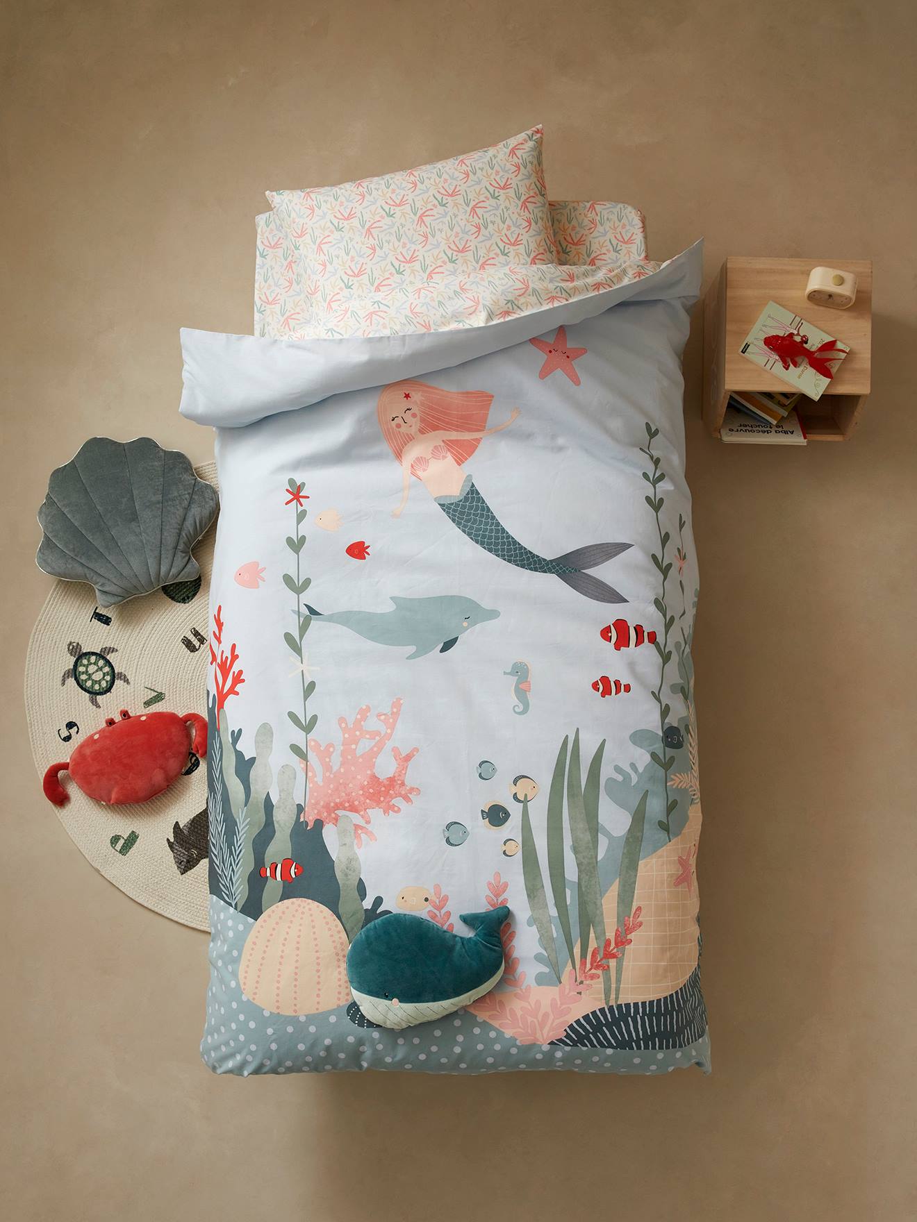 Conjunto infantil de capa de edredom e fronha OCEAN azul médio liso com estampas.