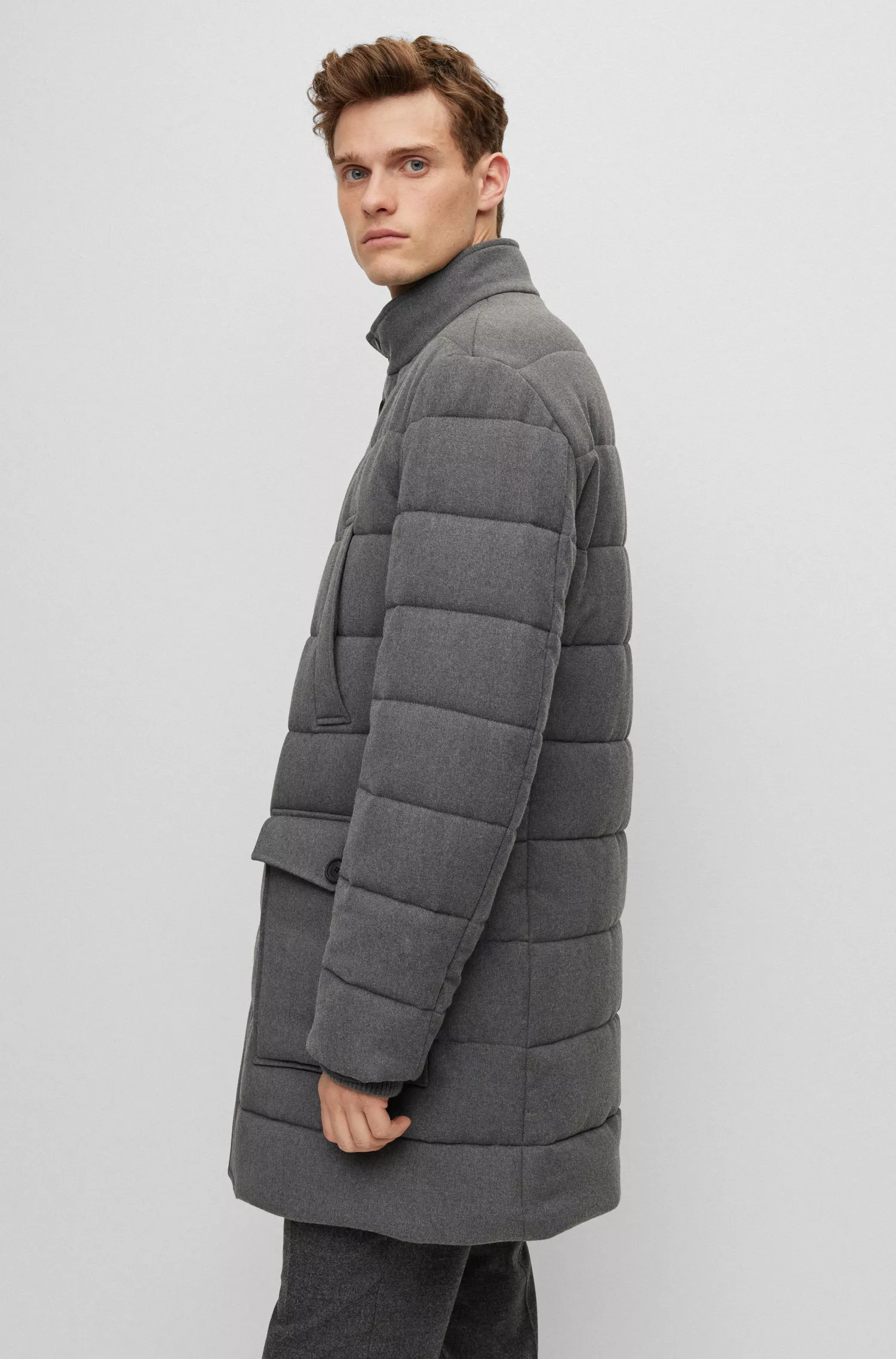 Casaco acolchoado BOSS preto, corte regular, em mistura de lã elástica.