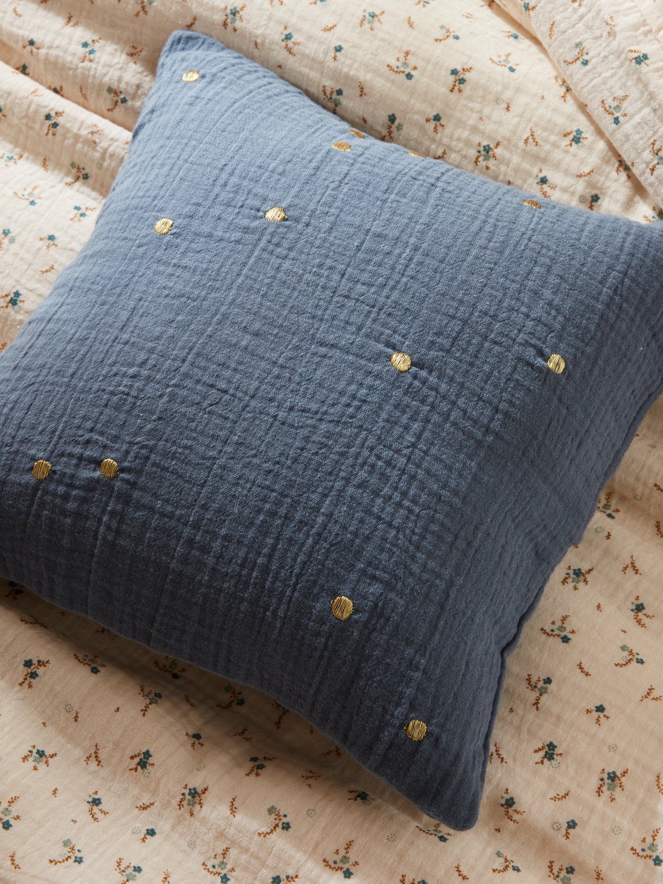 Coussin gaufré à pois brodés