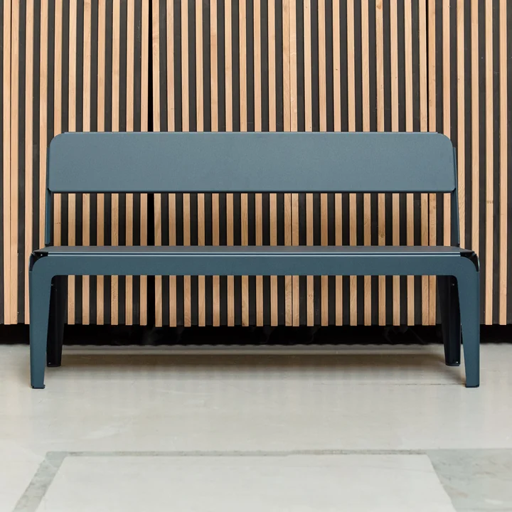 Weltevree - Bended Bench Bank mit Rückenlehne L 140 cm, blassgrün (RAL 6021)