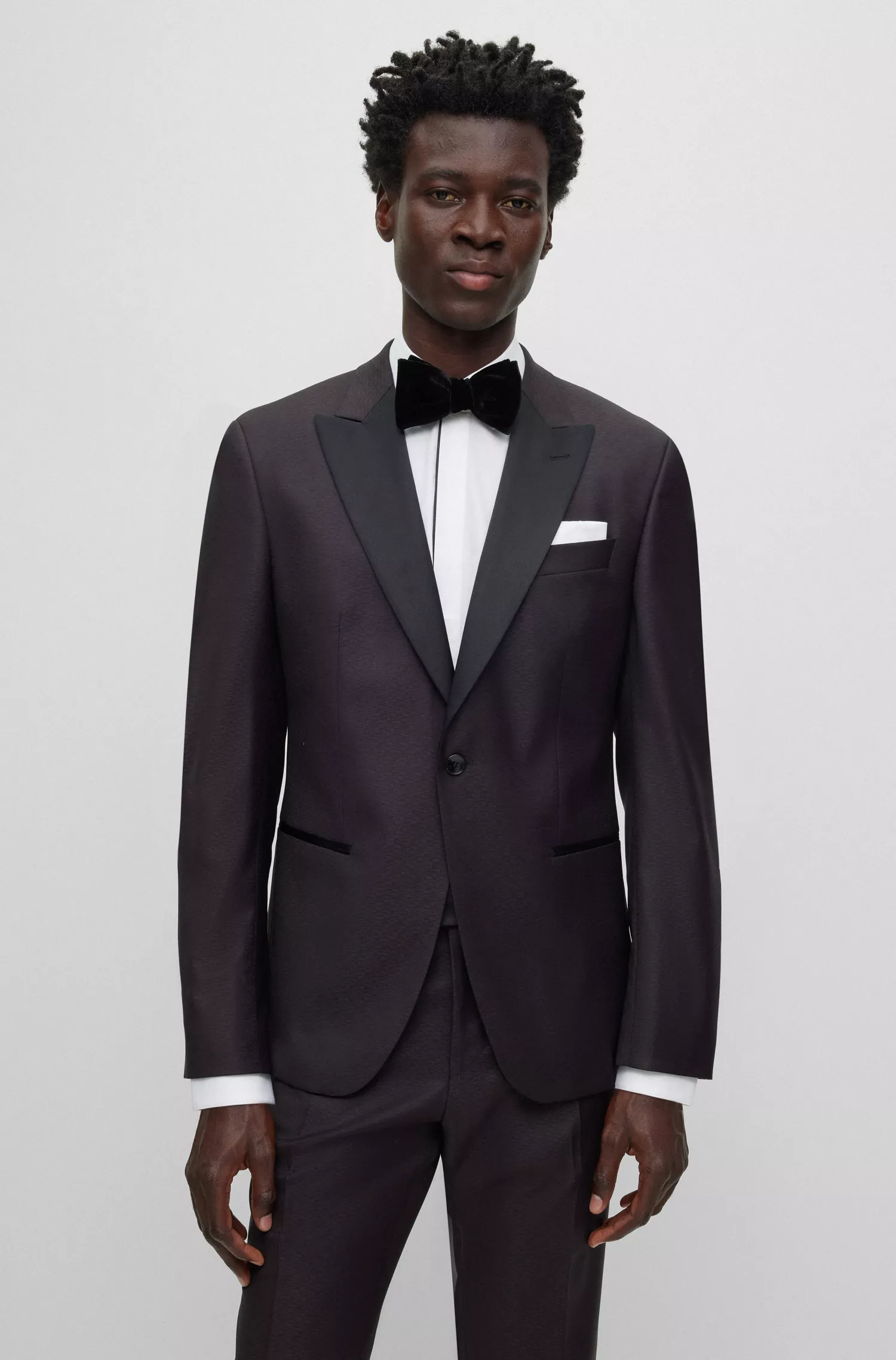 Terno BOSS preto slim-fit em lã elástica com microestampa.