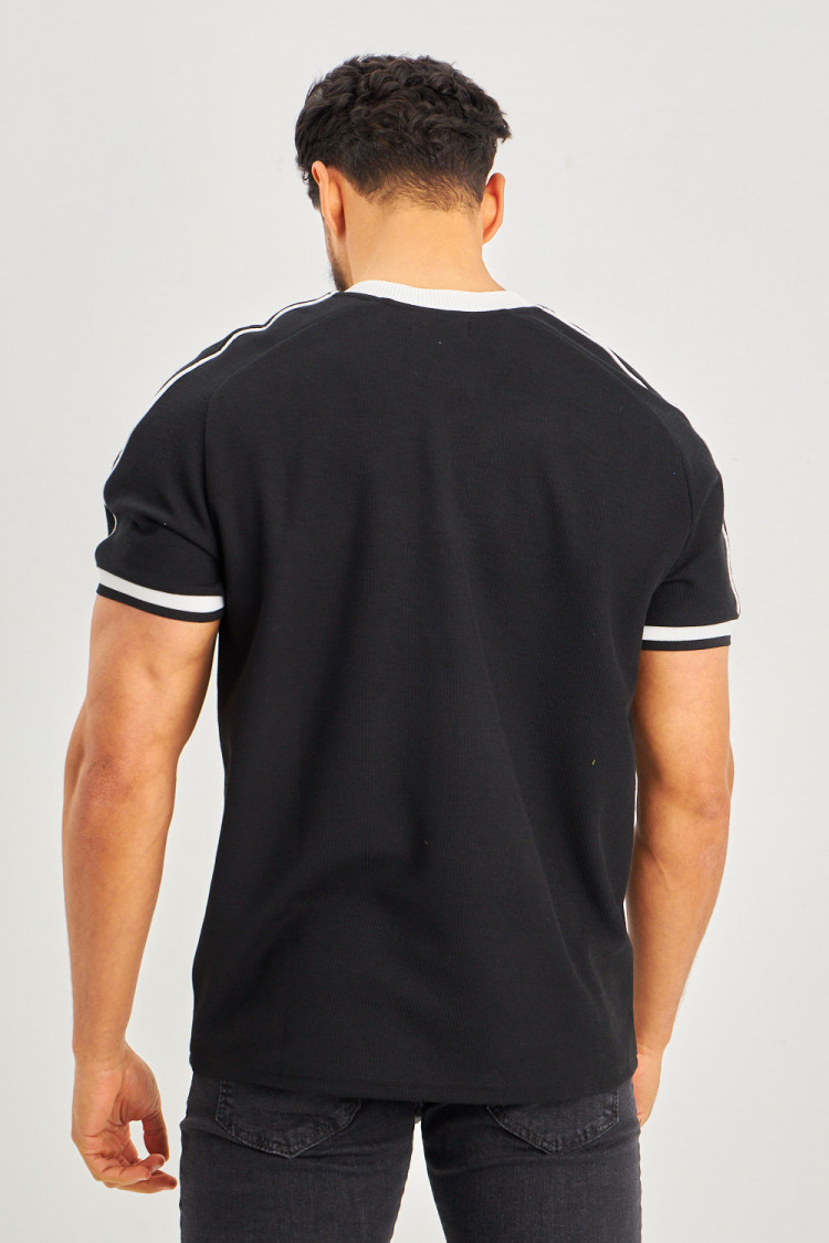 T-shirt noir à col blanc