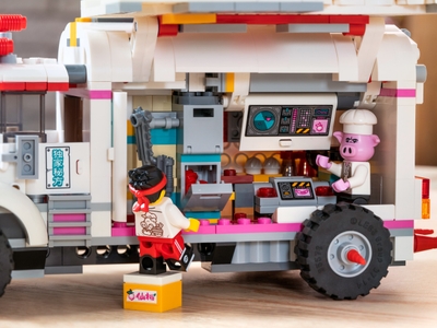LEGO Pigsy’s foodtruck (80009)