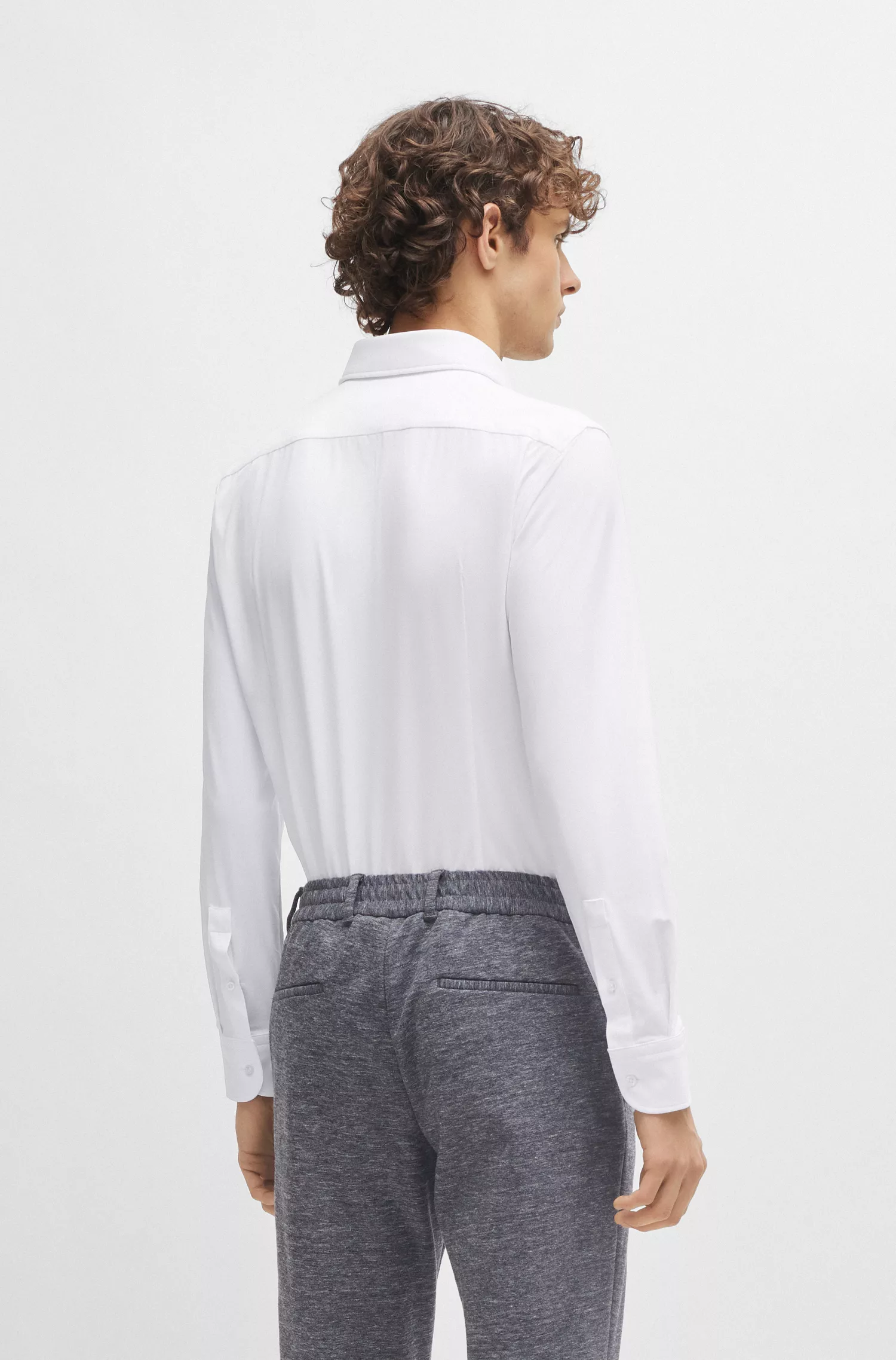 Camisa BOSS preta de corte slim em malha micro-dobby de alta performance com elasticidade.