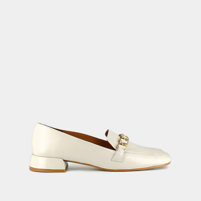 Mocassins à bouts carrés et détails dorés  en cuir vieilli écru