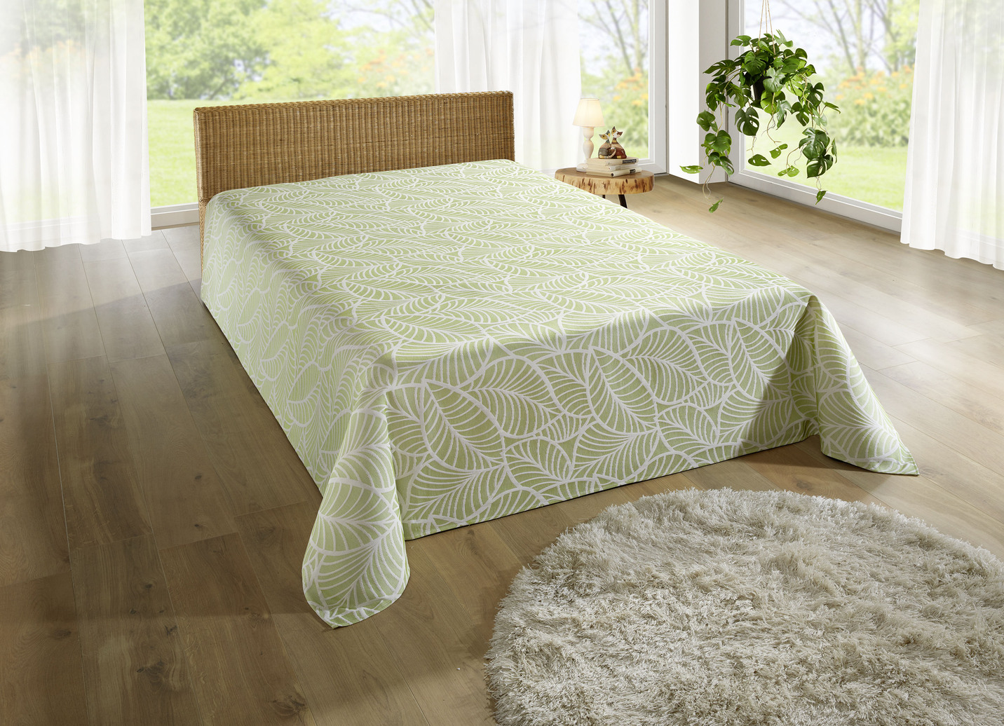 Tagesdecke und Kissenbezüge mit naturnahen Blättermotiven