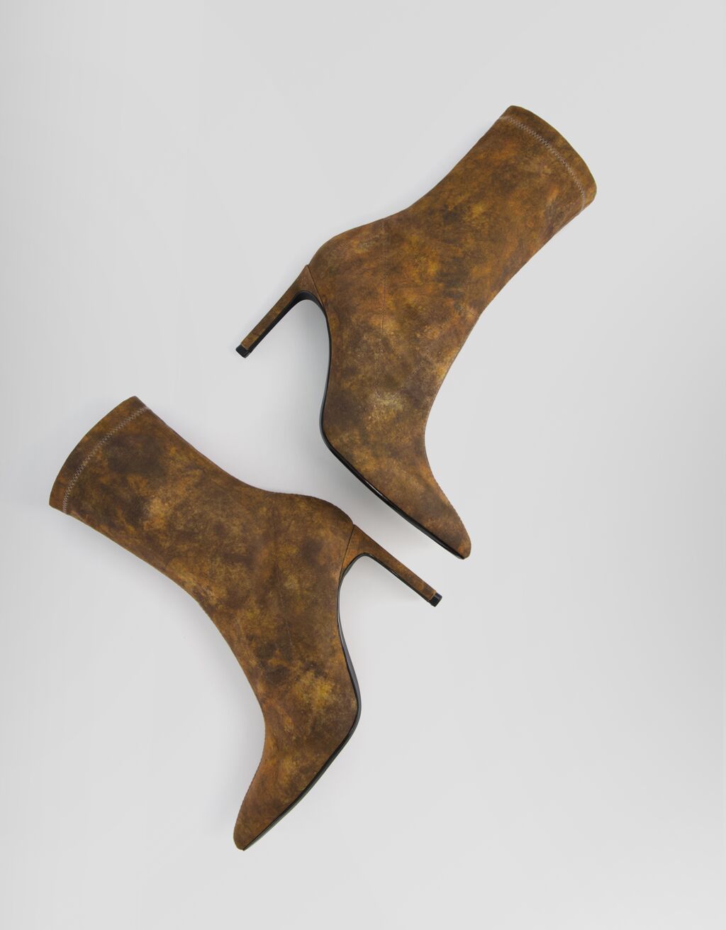 Botas de cano curto com salto alto e estampa efeito ferrugem.