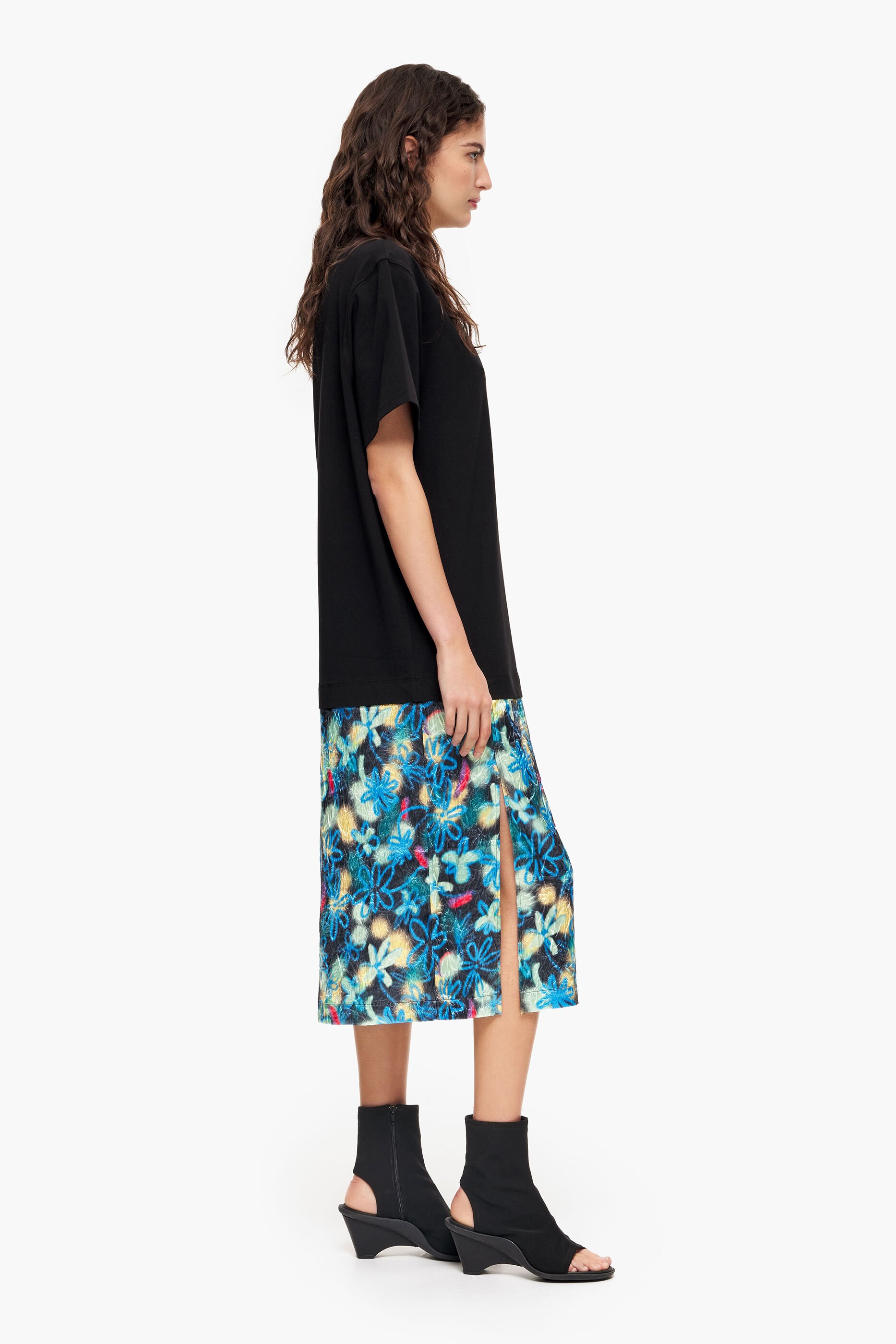 Vestido midi camiseta com estampa floral grafite azul