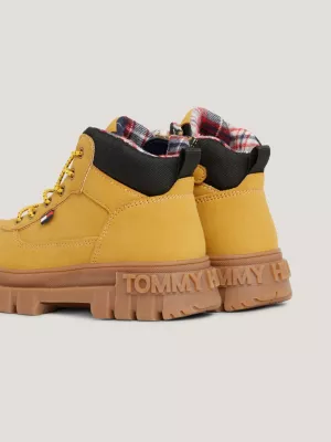 Botas de cano curto com solado tratorado