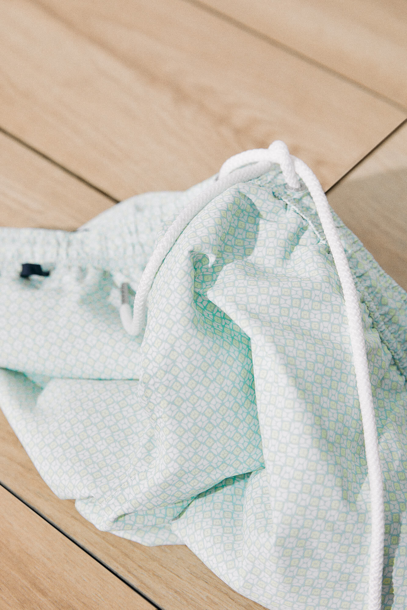 Maiô estampado com bolso pequeno com zíper - estampa amarela