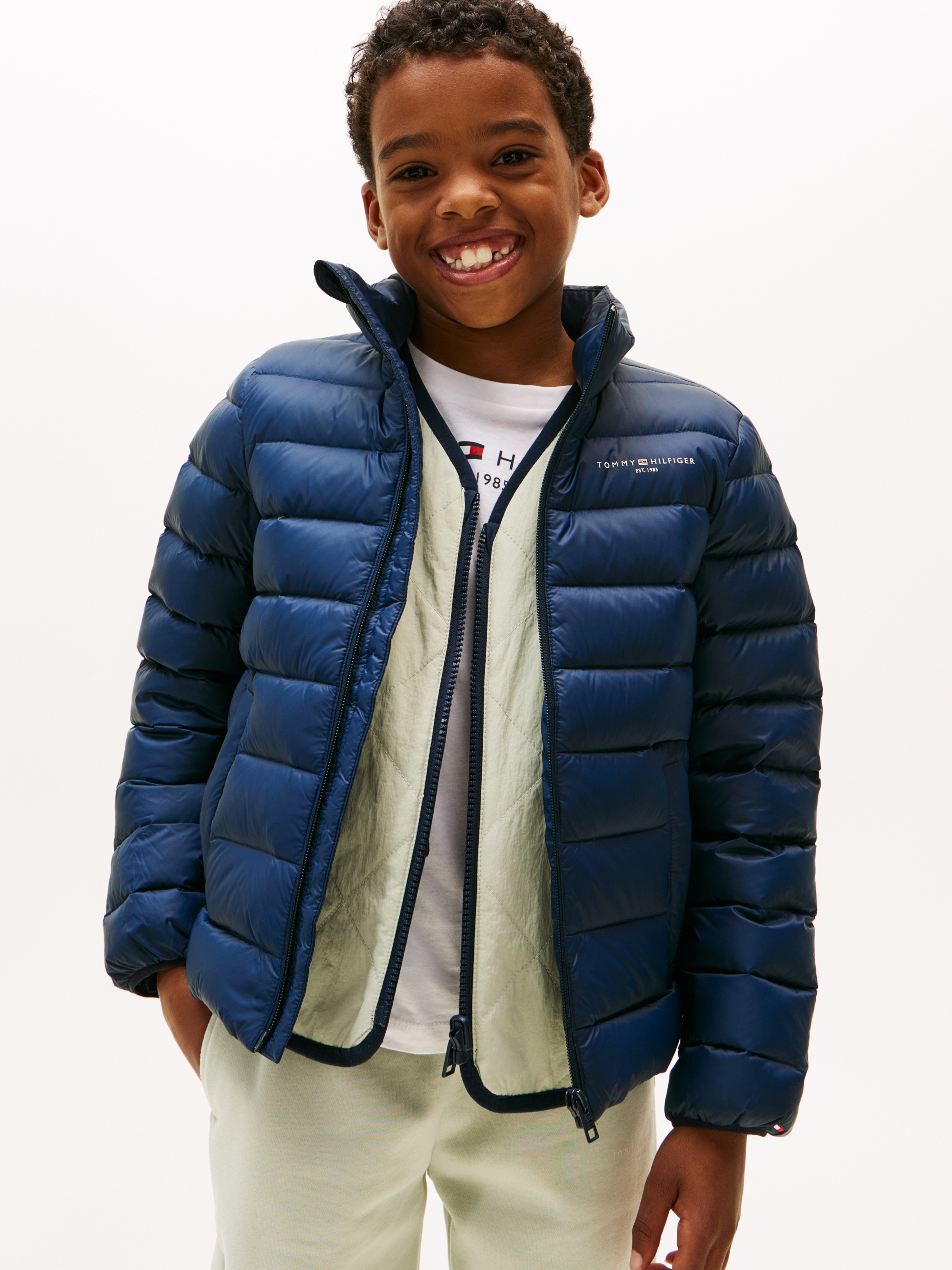 Tommy Hilfiger Steppjacke »ESSENTIAL LIGHT DOWN JACKET« für Kinder bis 16 Jahre, Logodruck auf der Brust