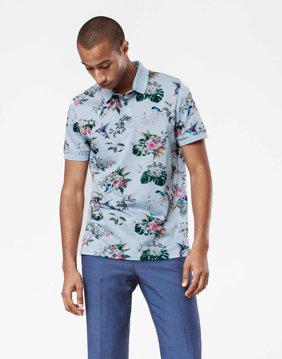 Polo bleu ciel motif tropical 