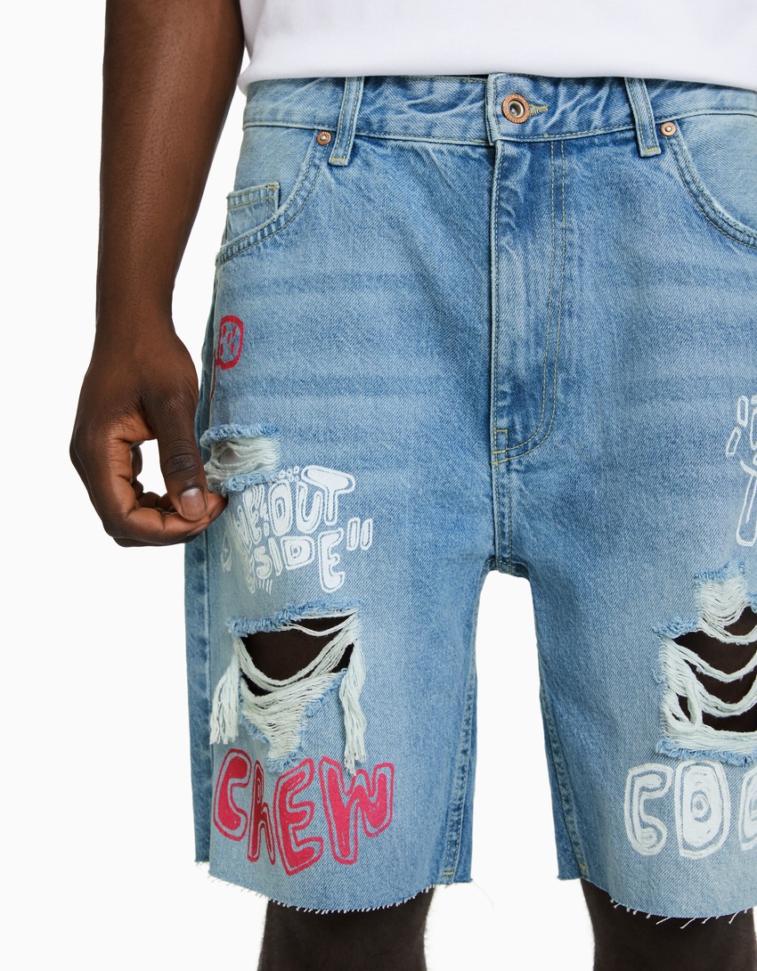 Bermuda jeans estampada e rasgada