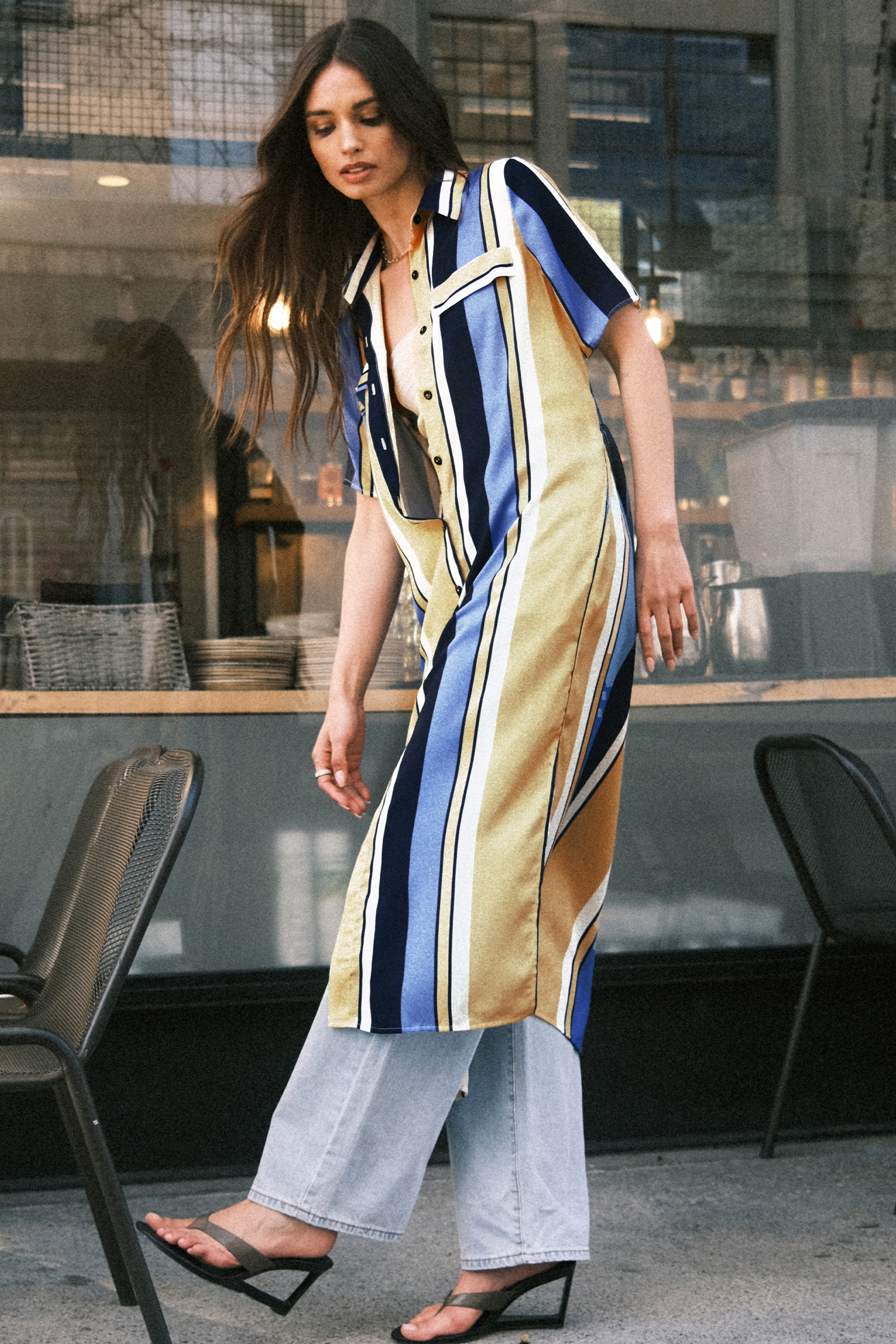 Robe chemise midi avec rayures bleues et jaunes et boutons