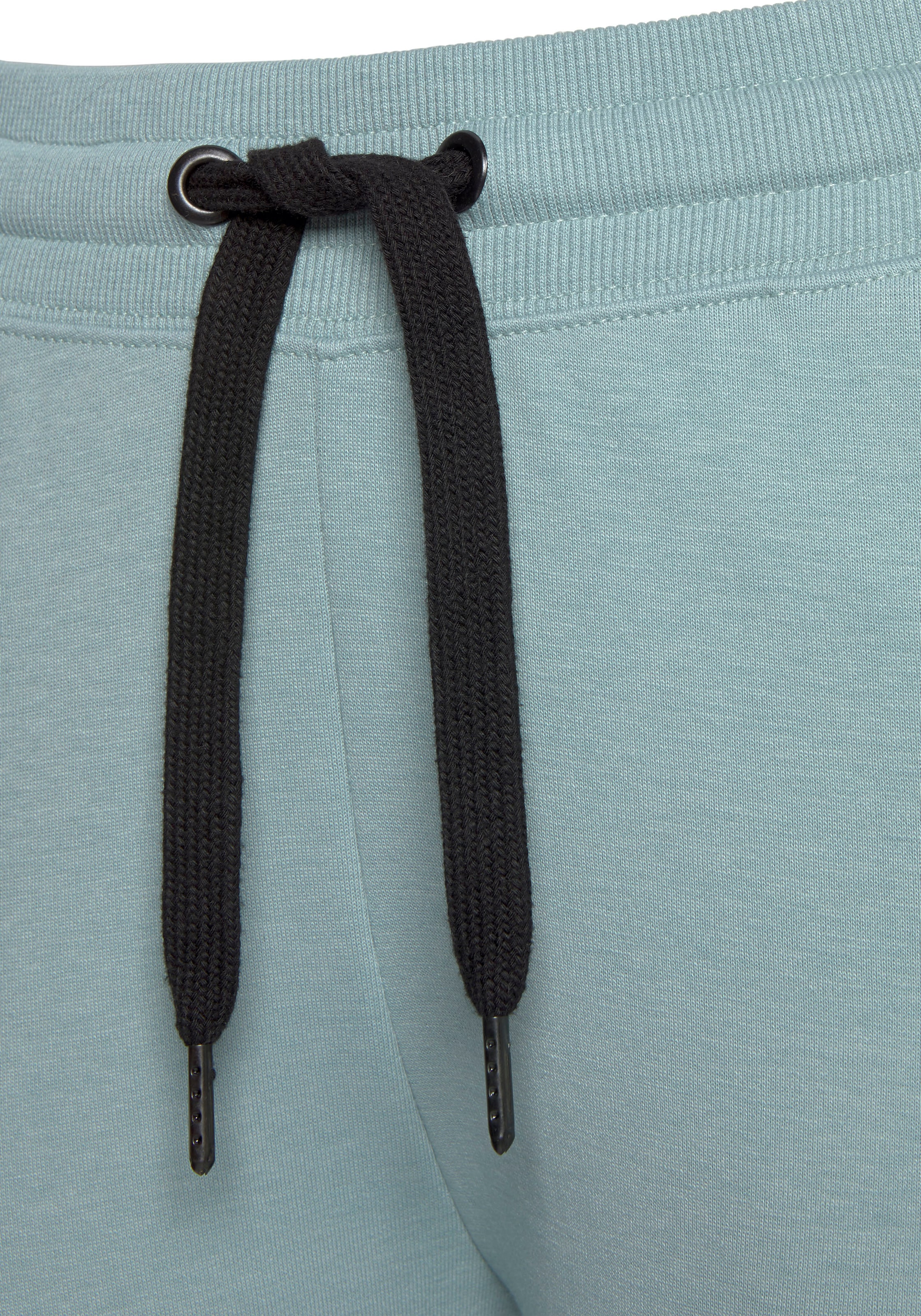 Bench. Loungewear Sweathose  mit Seitenstreifen und schmalem Bein, Loungeanzug
