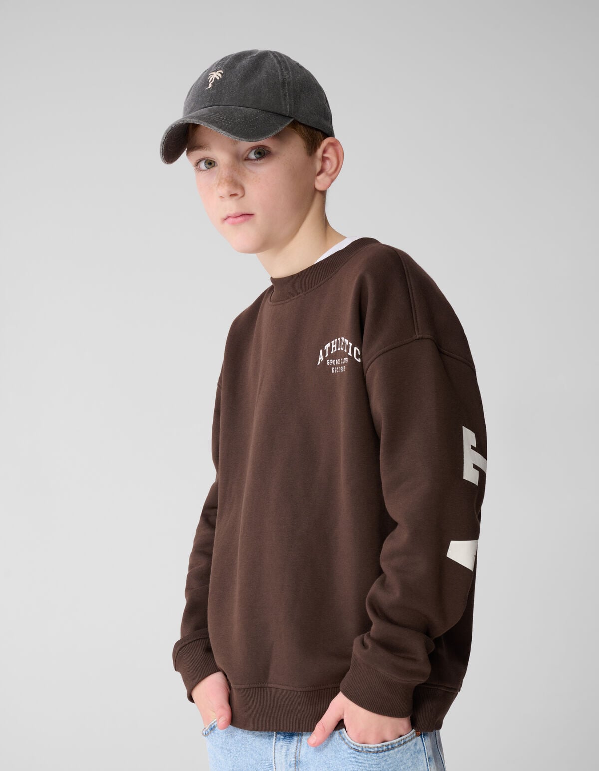 Athletic Artwork Sweater Donkerbruin