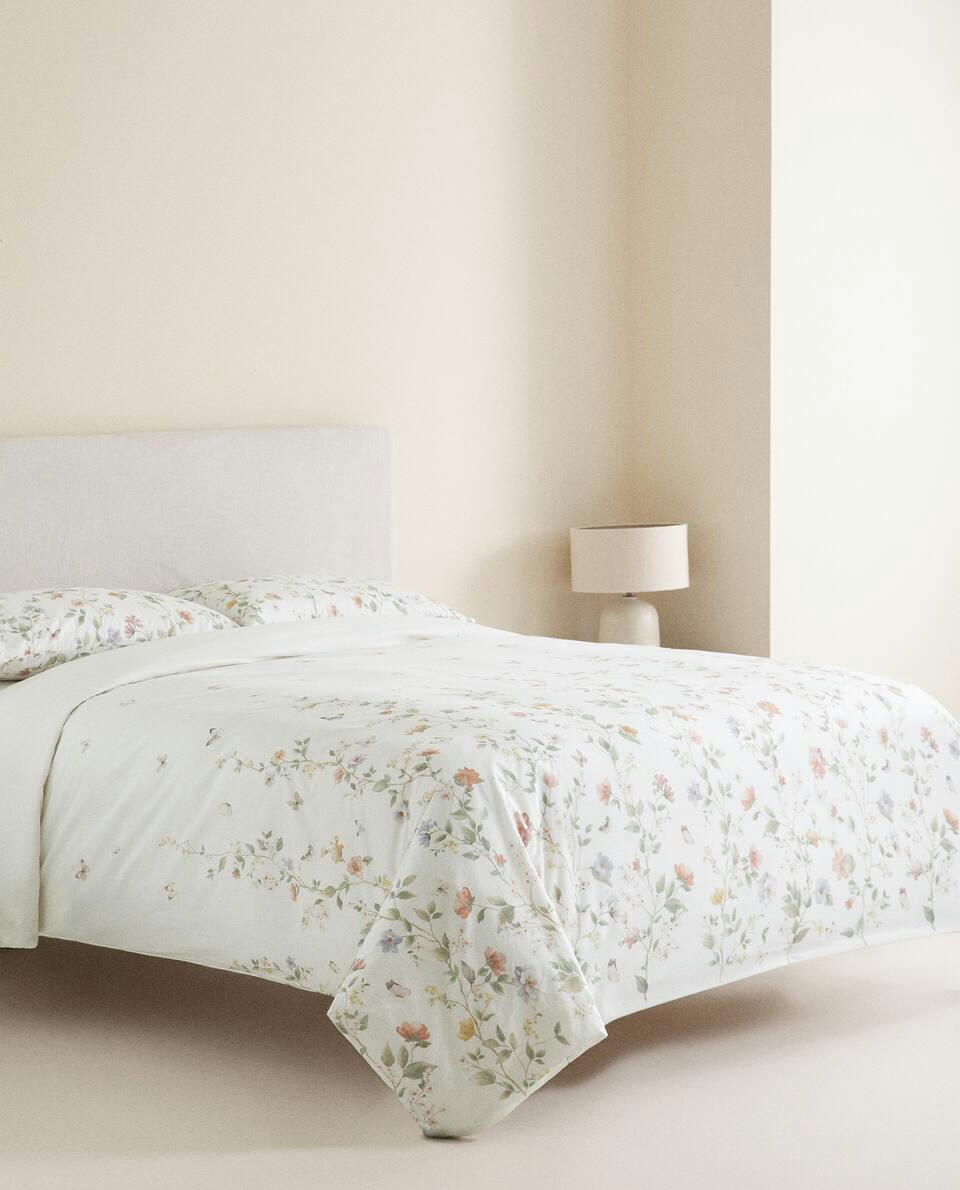CAPA DE EDREDOM COM ESTAMPA DE FLORES E BORBOLETAS