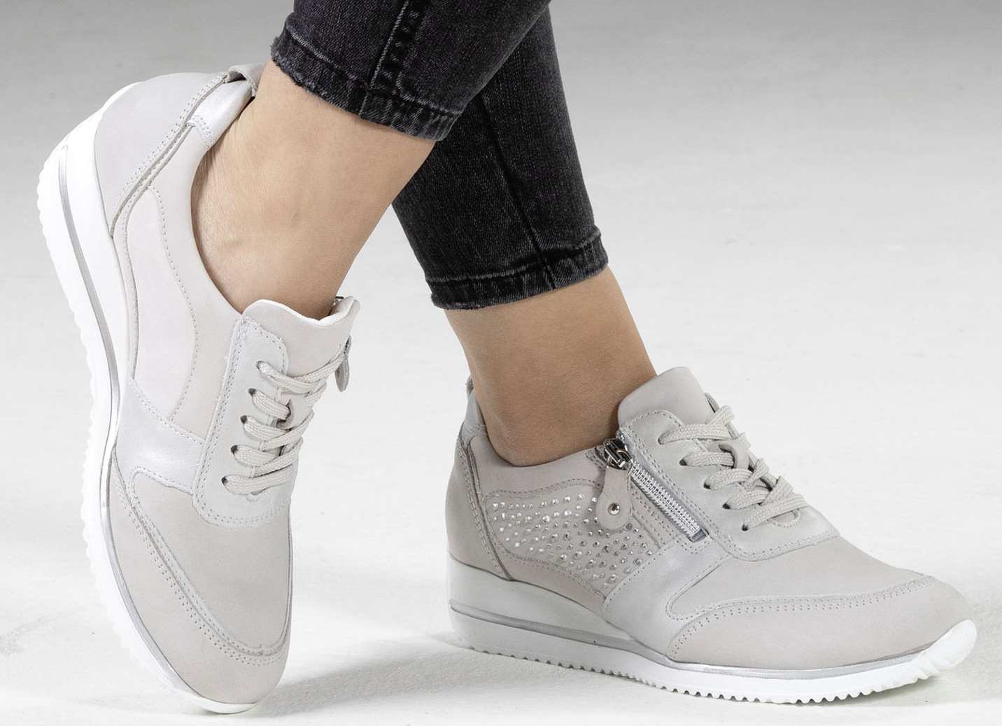 Waldläufer Sneaker mit Glitzersteinchen verziert