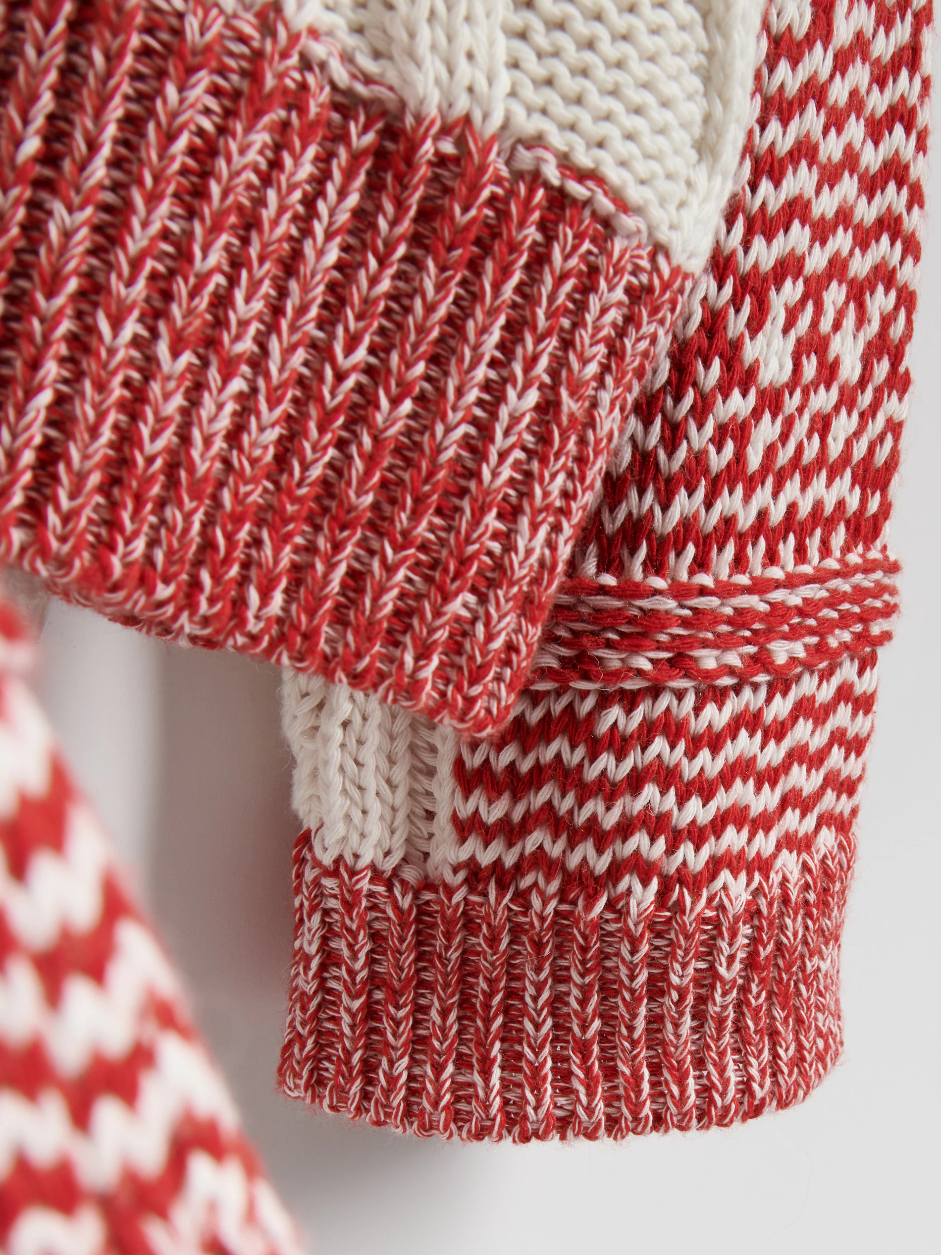 Pullover mit dekorativem Strickmuster