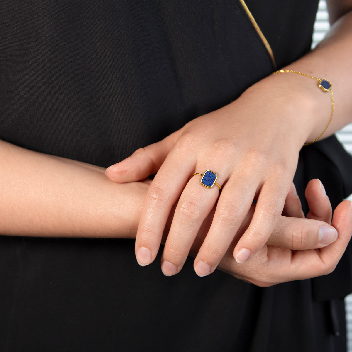 Bague or 750 jaune lapis lazuli rectangulaire.