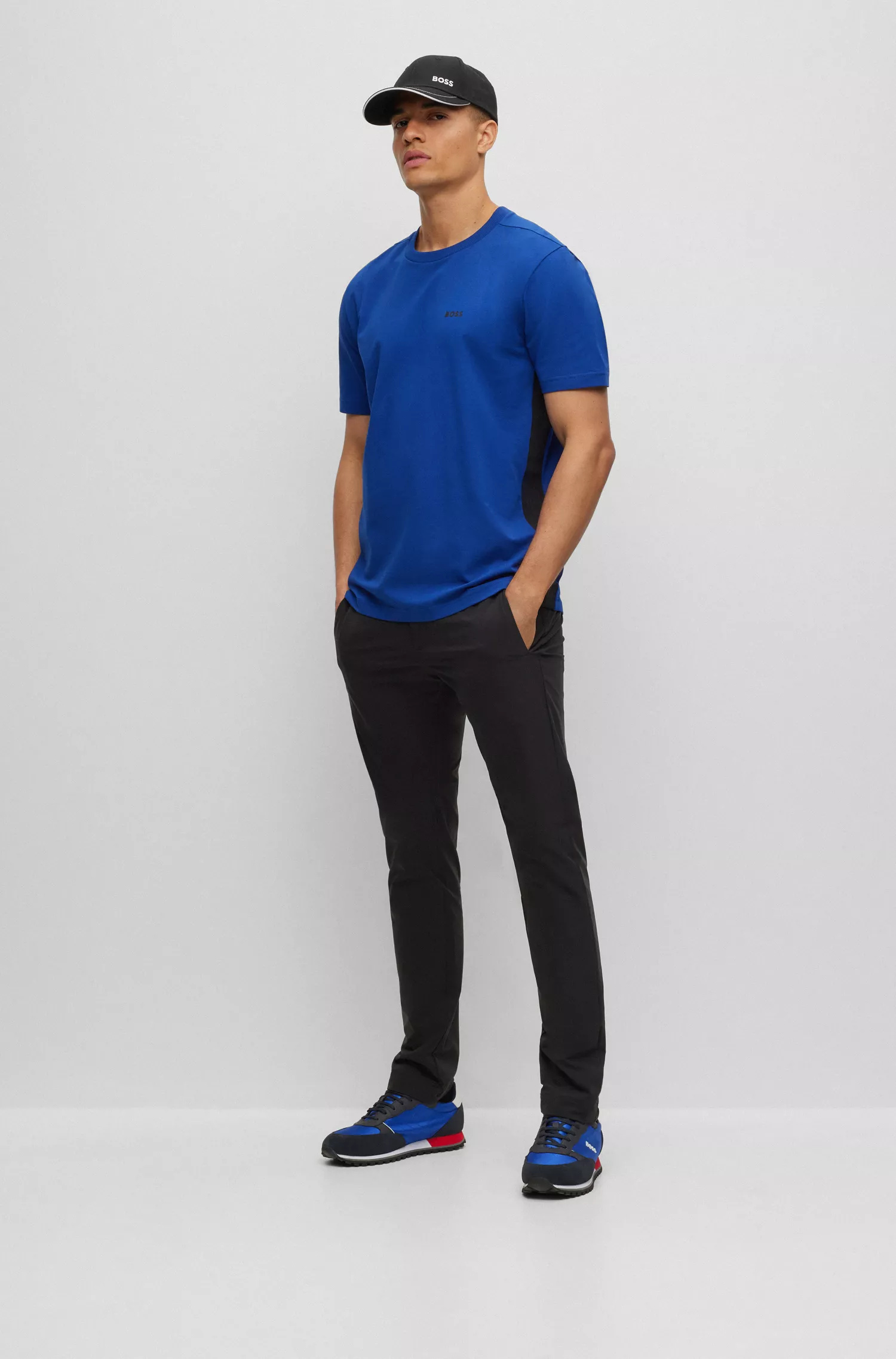 Camiseta BOSS verde, corte regular, em algodão elástico com fita lateral.