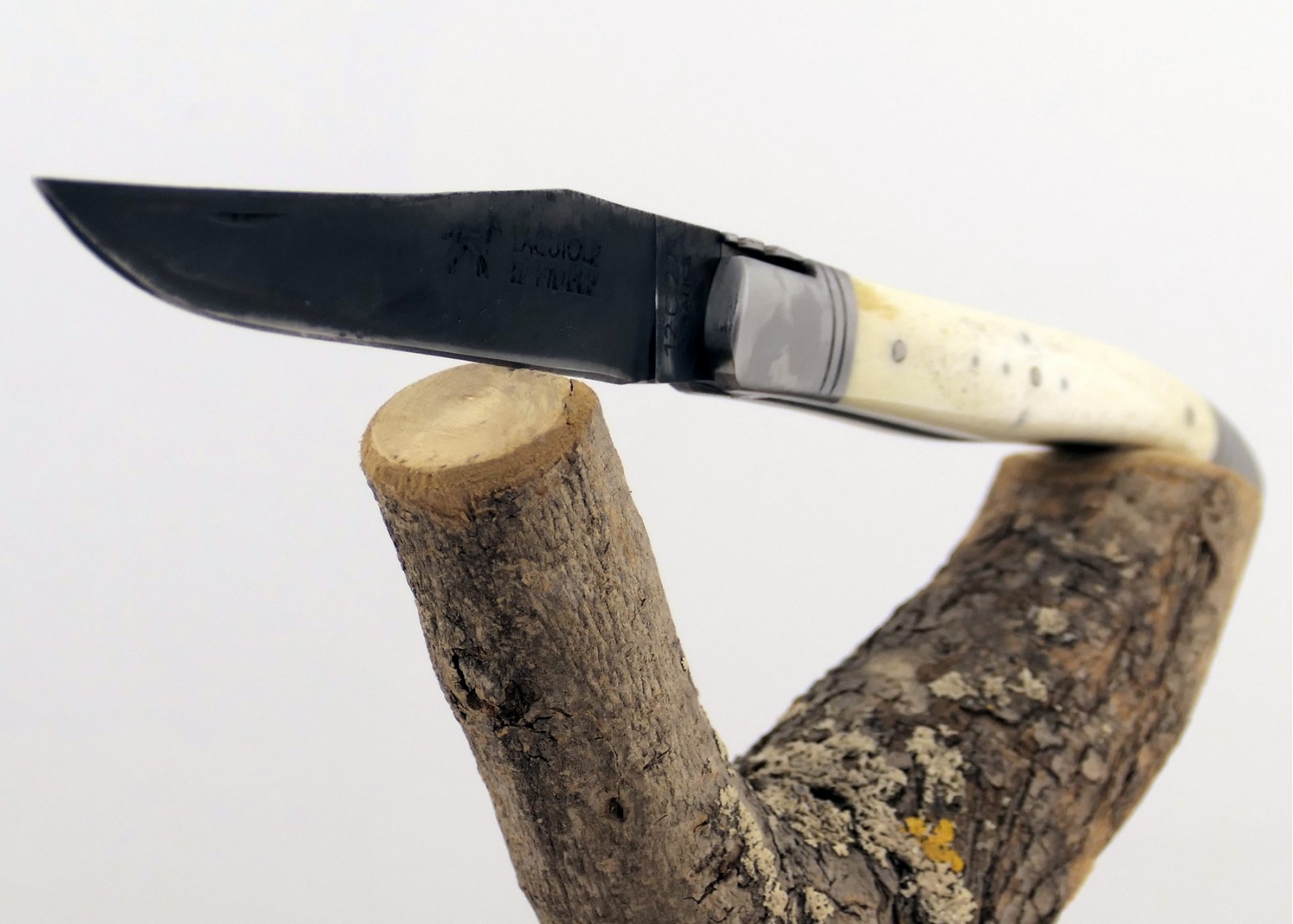 Couteau Laguiole avec un manche en Os et lame brute