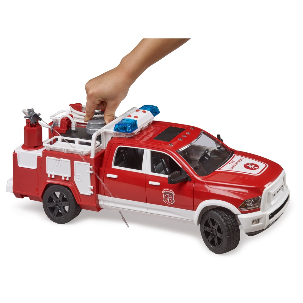 Bruder 1:16 RAM 2500 Feuerwehrwagen mit Licht und Sound