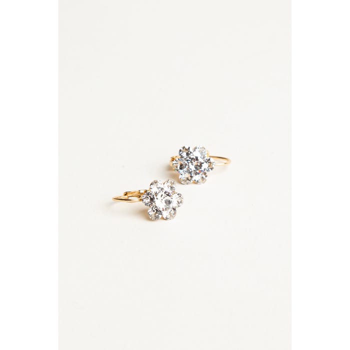 Veritas-Swarovski oorhangers met kleine bloem